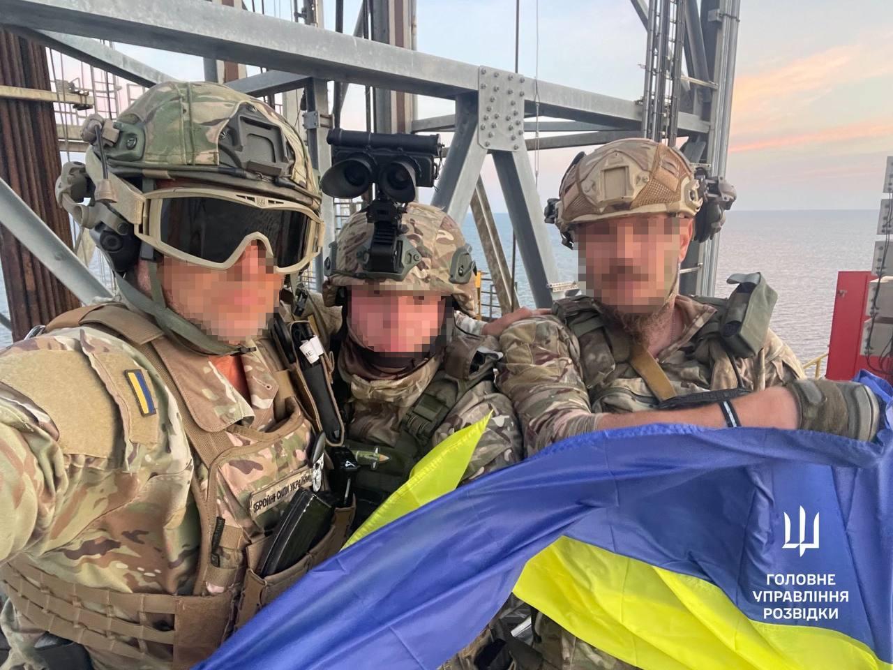 En ukrainsk specialstyrka återtog oljeborrtornen.