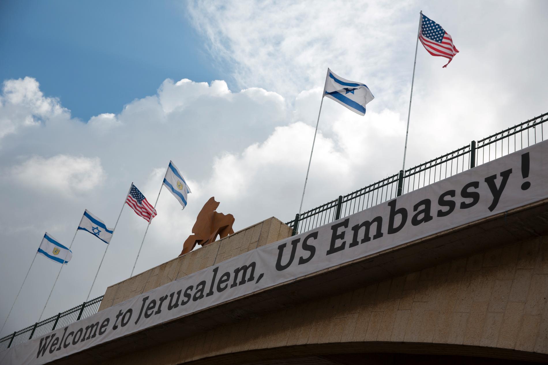 En skylt på en bro i Jerusalem, inför invigningen av USA:s ambassad i Jerusalem.