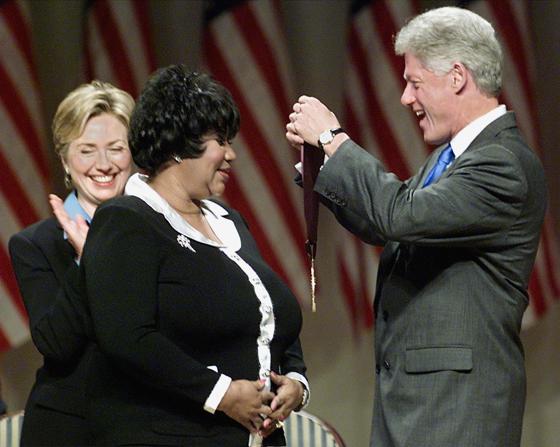 Aretha Franklin belönades med National medal of arts and humanities av dåvarande presidenten Bill Clinton den 29 september 1999.