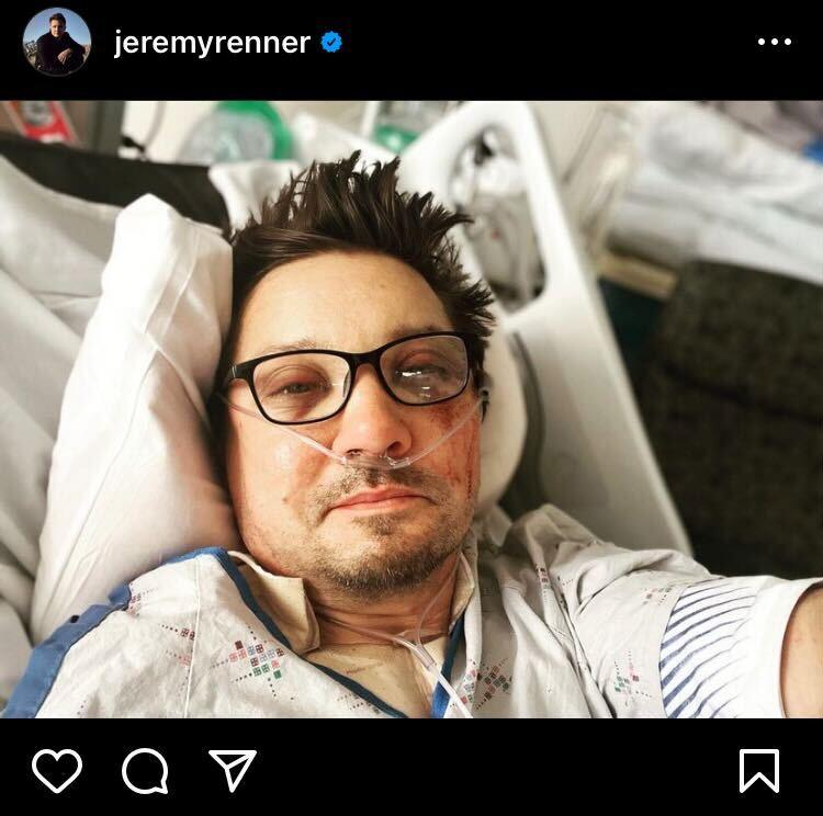 Jeremy Renner har varit aktiv på sociala medier från sjukhussängen. 