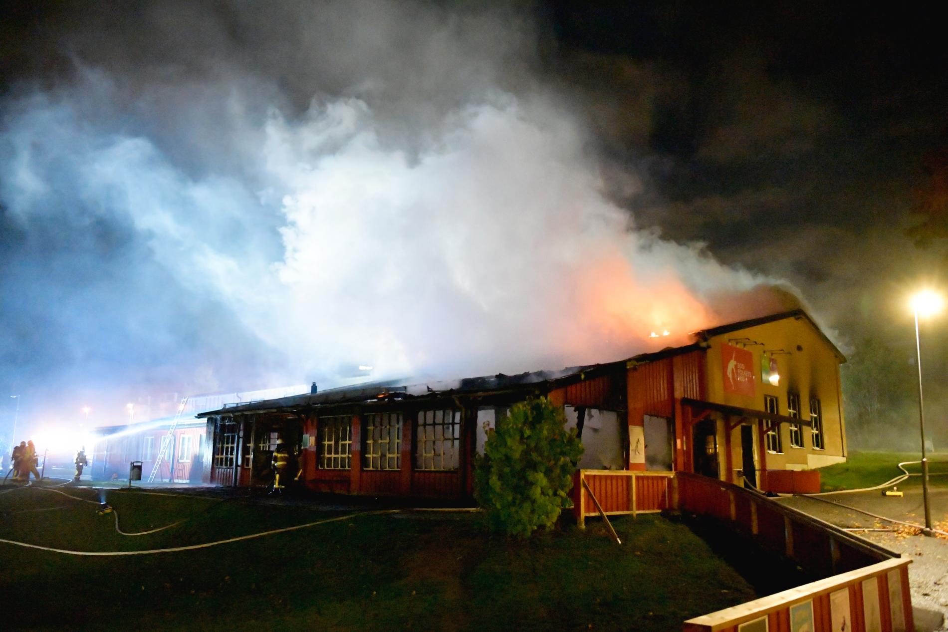 En kraftig brand bröt ut i Folkets hus i Orminge i Nacka kommun tidigt på torsdagsmorgonen.