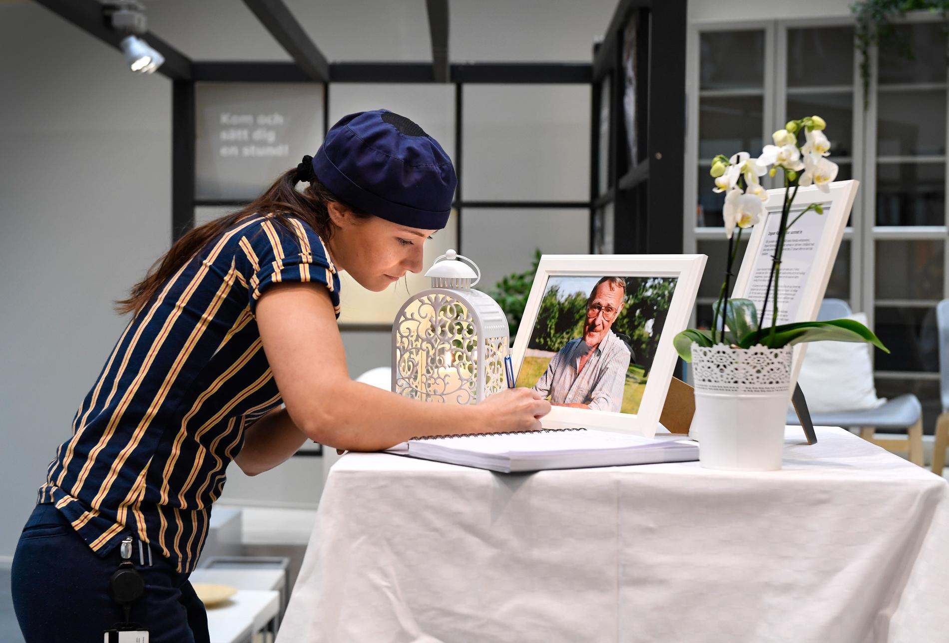 Ikea-anställd skriver i kondoleansbok för Ingvar Kamprad på varuhuset i Kungens Kurva. 
