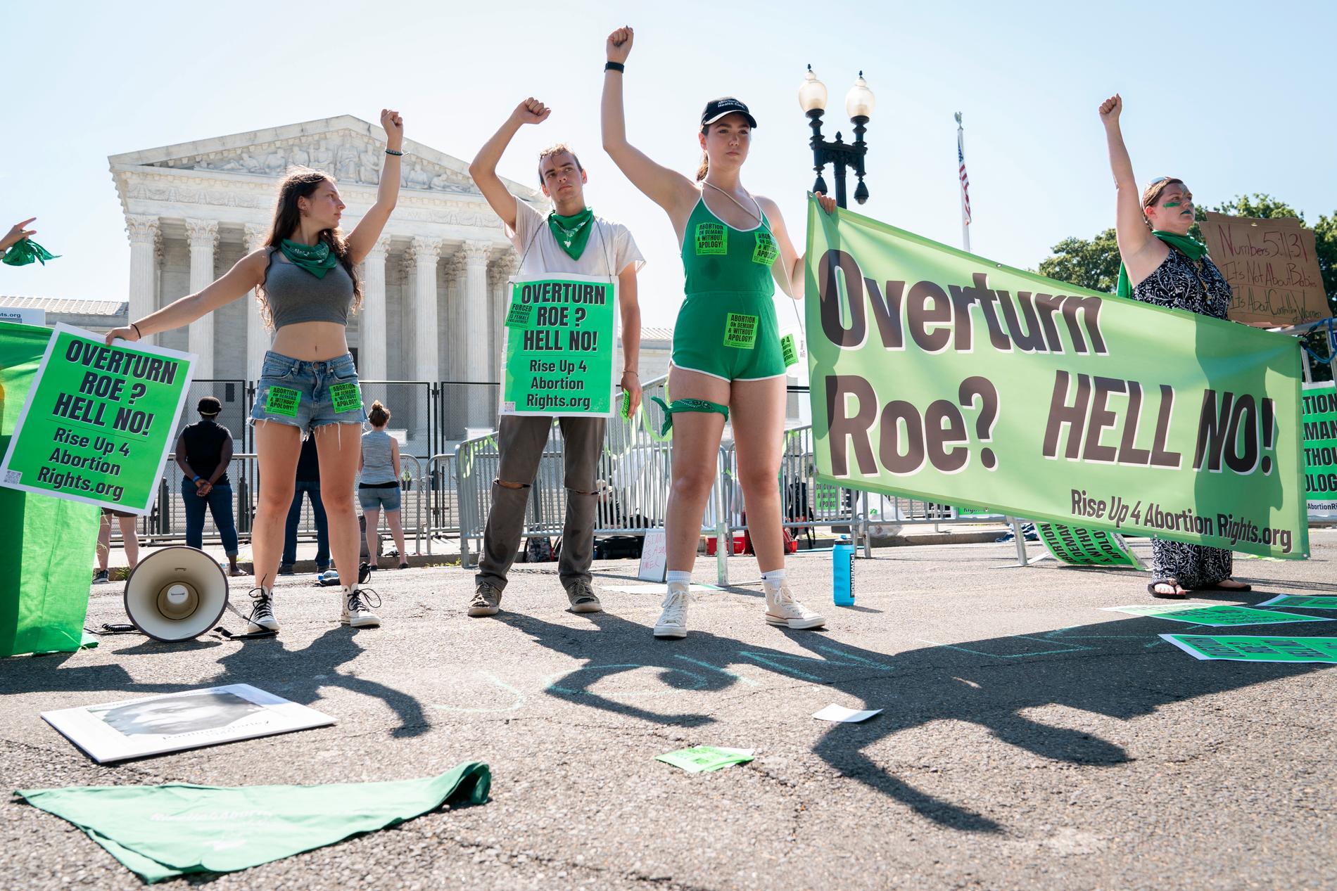Beila Kraus, 15, från Westchester i New York och Ian Davey, 19, från Cleveland i Ohio demonstrerar för aborträtten utanför USA:s högsta domstol i Washington DC den 15 juni.