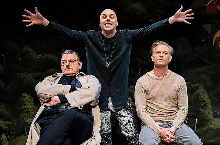 Dan Ekborg, Robert Fux och Sven Ahlström går i clinch om teaterkonsten i ”Lite lugn före stormen” på Stockholms stadsteater.