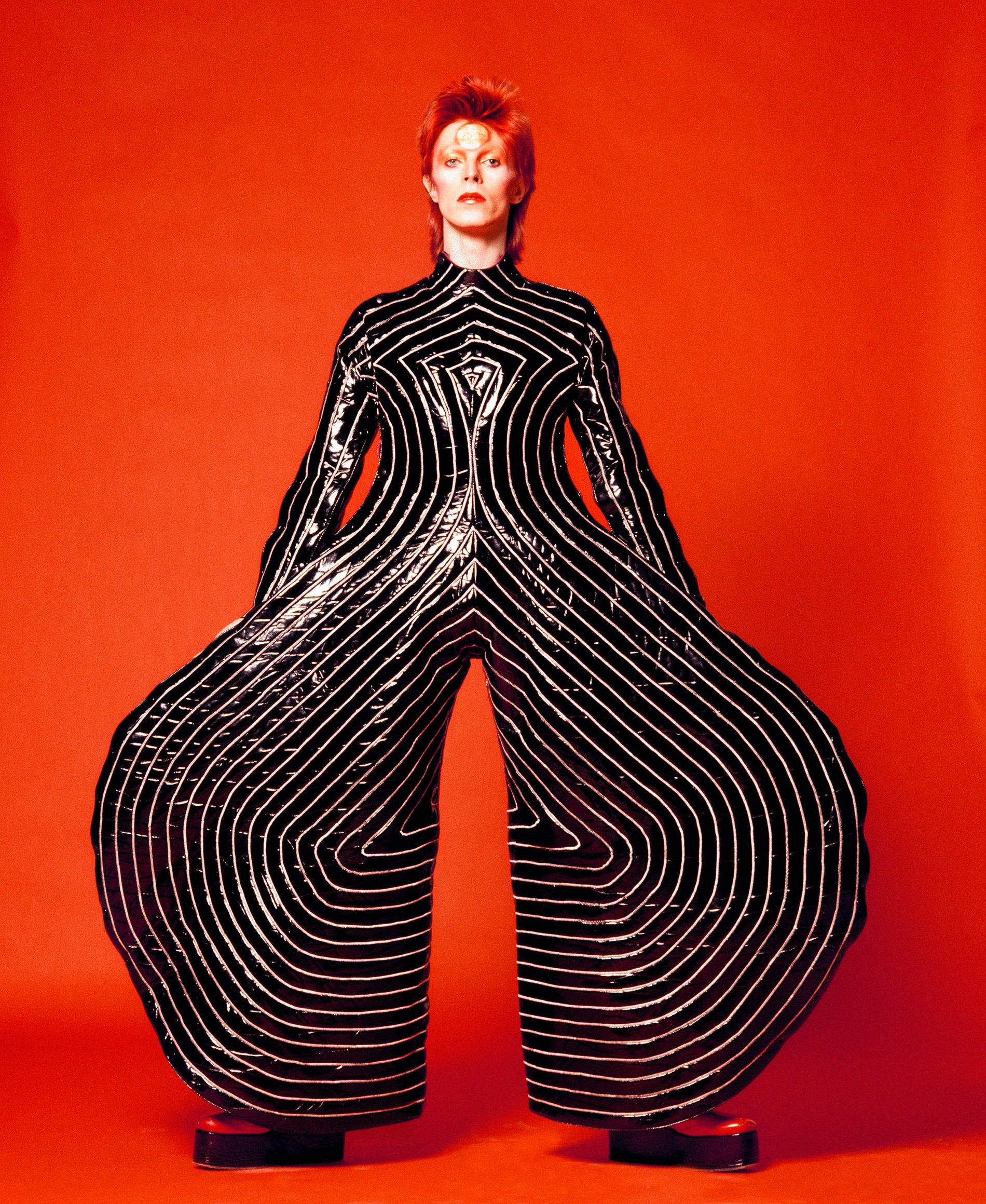 David Bowie skulle lansera Ziggy Stardust i New York där Masayoshi Sukita tog de ikoniska bilderna på den blivande världsstjärnan iklädd en kostym av den japanske designern Kansai Yamamoto. Pressbild.