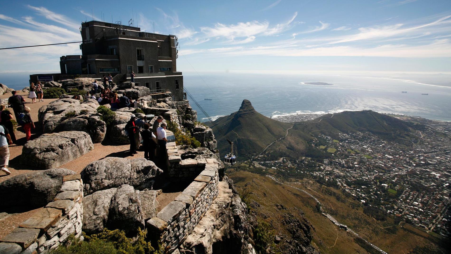 Vy över centrala Kapstaden och Robben Island från toppen av Taffelberget.