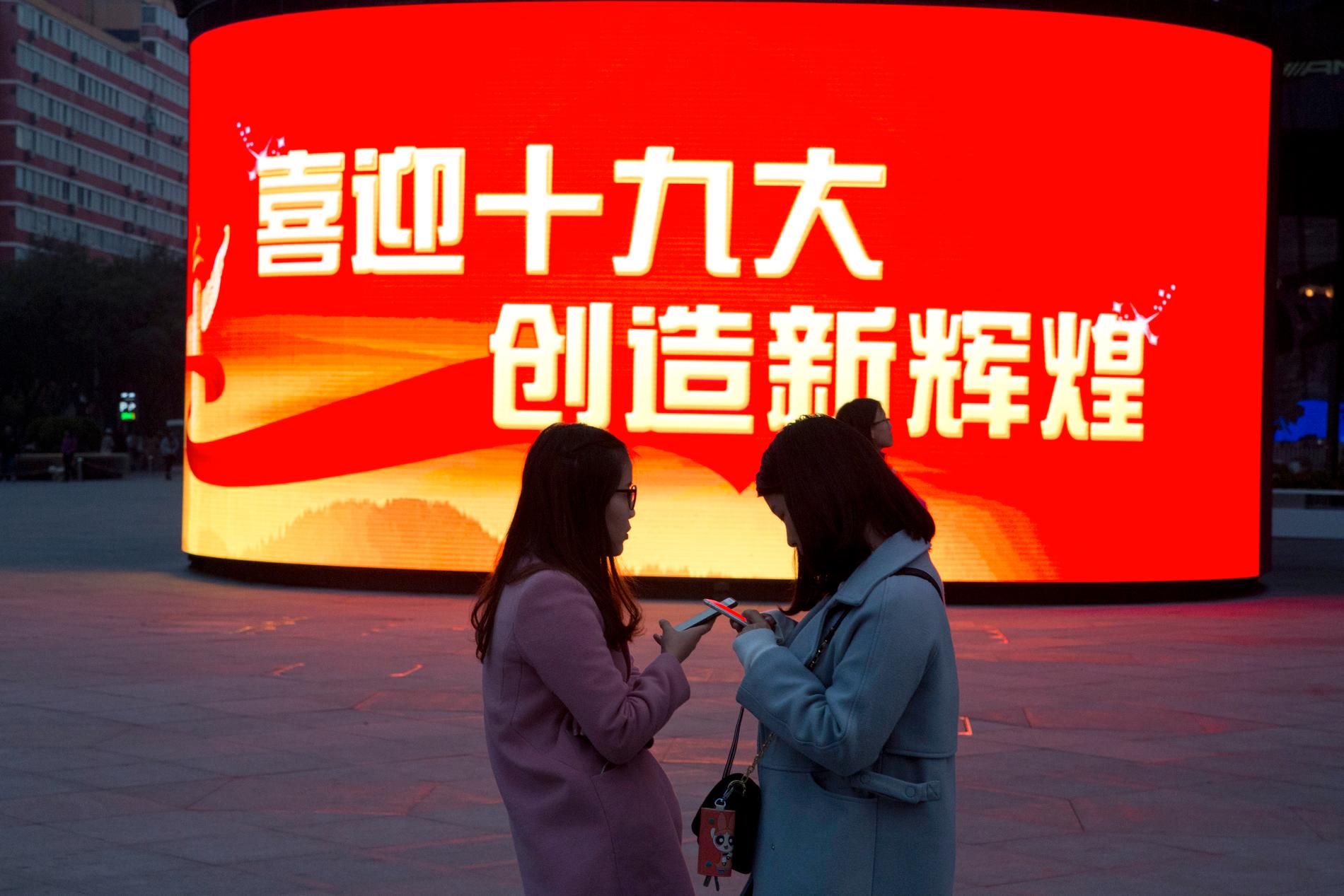 Kinesiska kvinnor framför en slogan för kommunistpartiets 19:e partikongress i oktober 2017. Sedan Xi Jinping tog över som Kinas president 2013 har tumskruvarna dragit åt ytterligare kring yttrandefriheten i landet, säger forskaren Oscar Almén. Det gör det svårt för rörelser som metoo att växa.