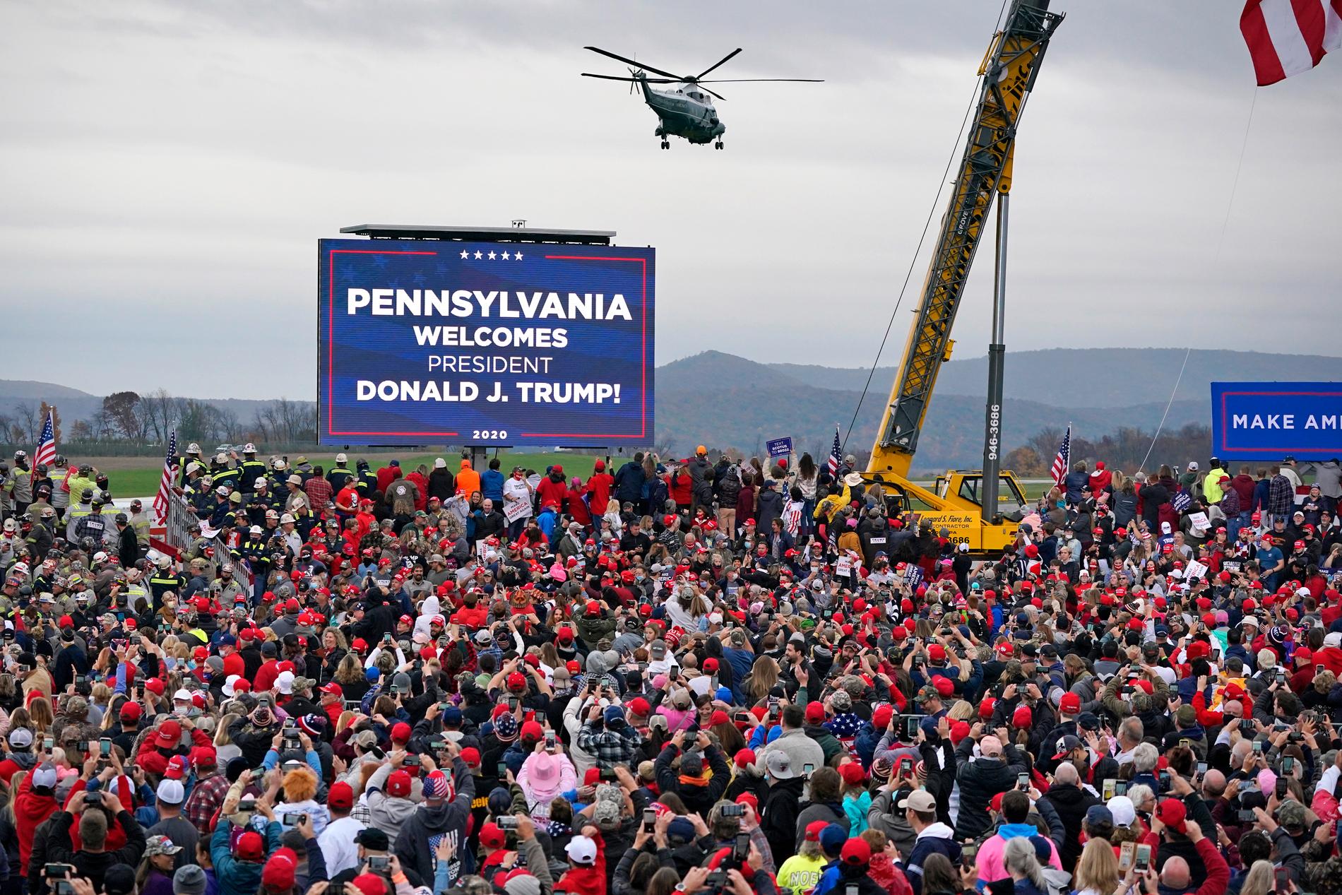 President Donald Trump tog helikoptern till ett valmöte i Martinsburg i Pennsylvania i måndags.