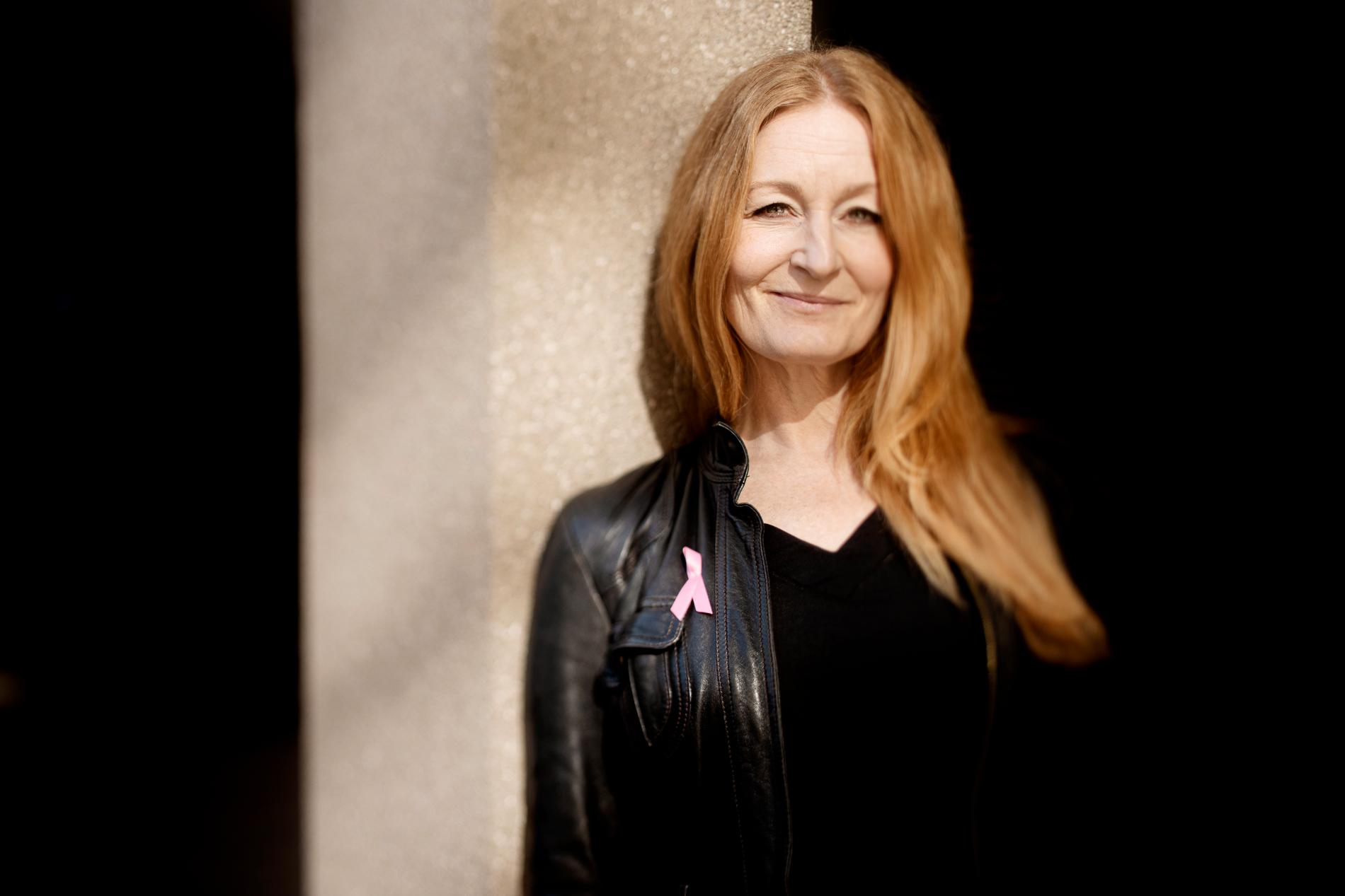 I dag är artisten Anna Stadling, 50, frisk från sin bröstcancer. Nu är hon stark nog att gå ut och berätta om sin cancer. Hon har precis tackat ja till hedersuppdraget som ambassadör för Bröstcancerförbundet.