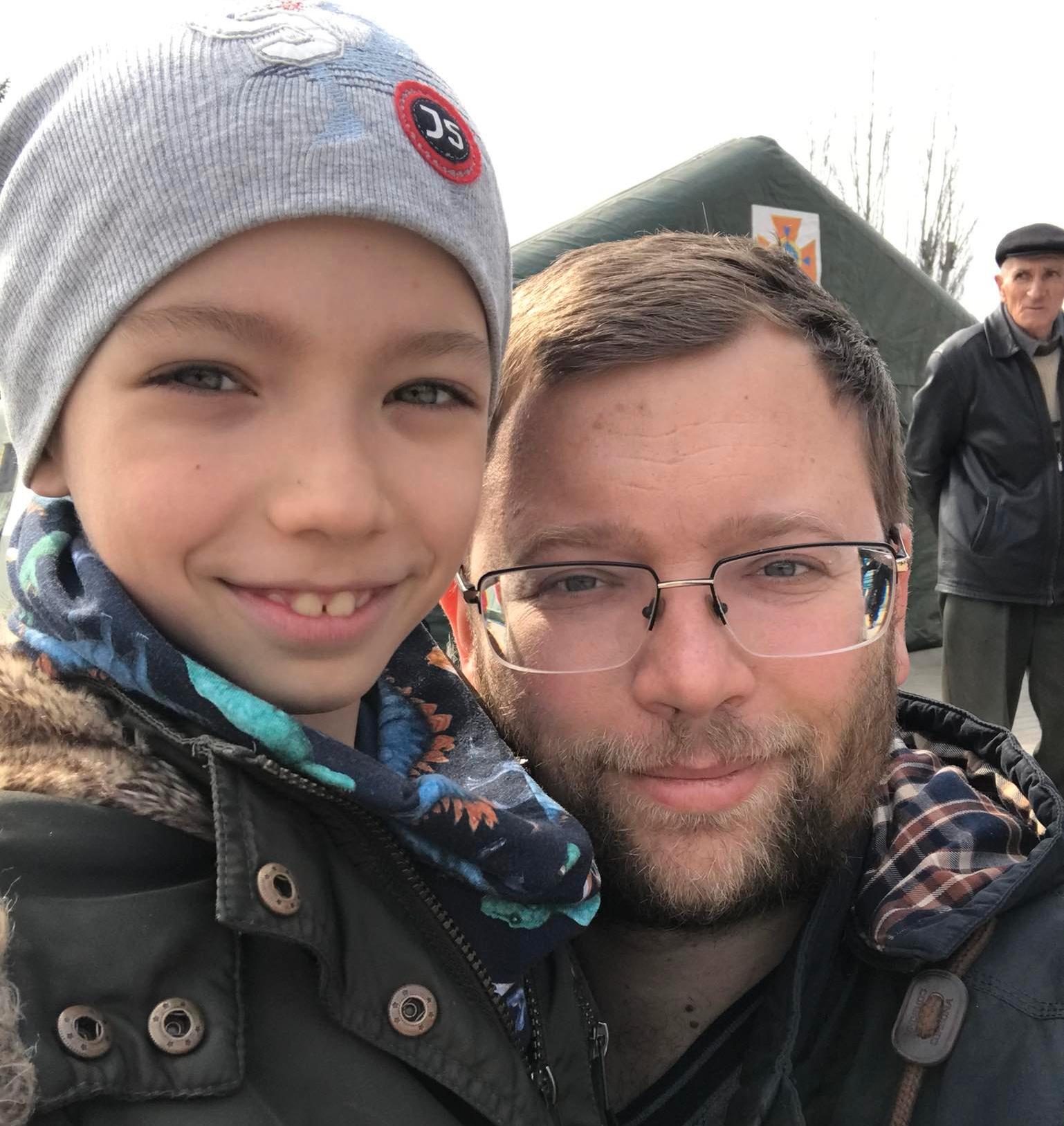Yura och pappa Sergej tillsammans i Ukraina.