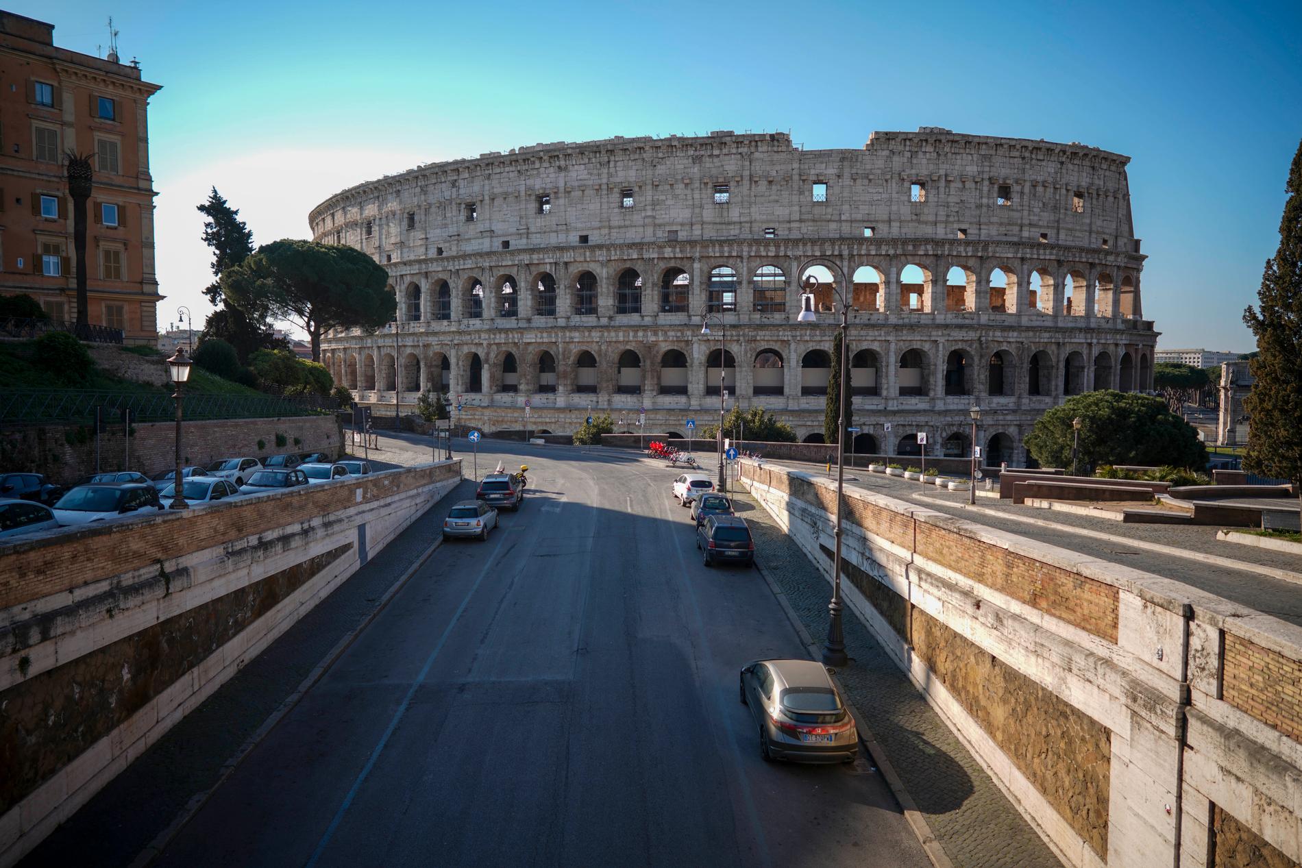 Tomma gator utanför Colosseum i Rom. Arkivfoto.