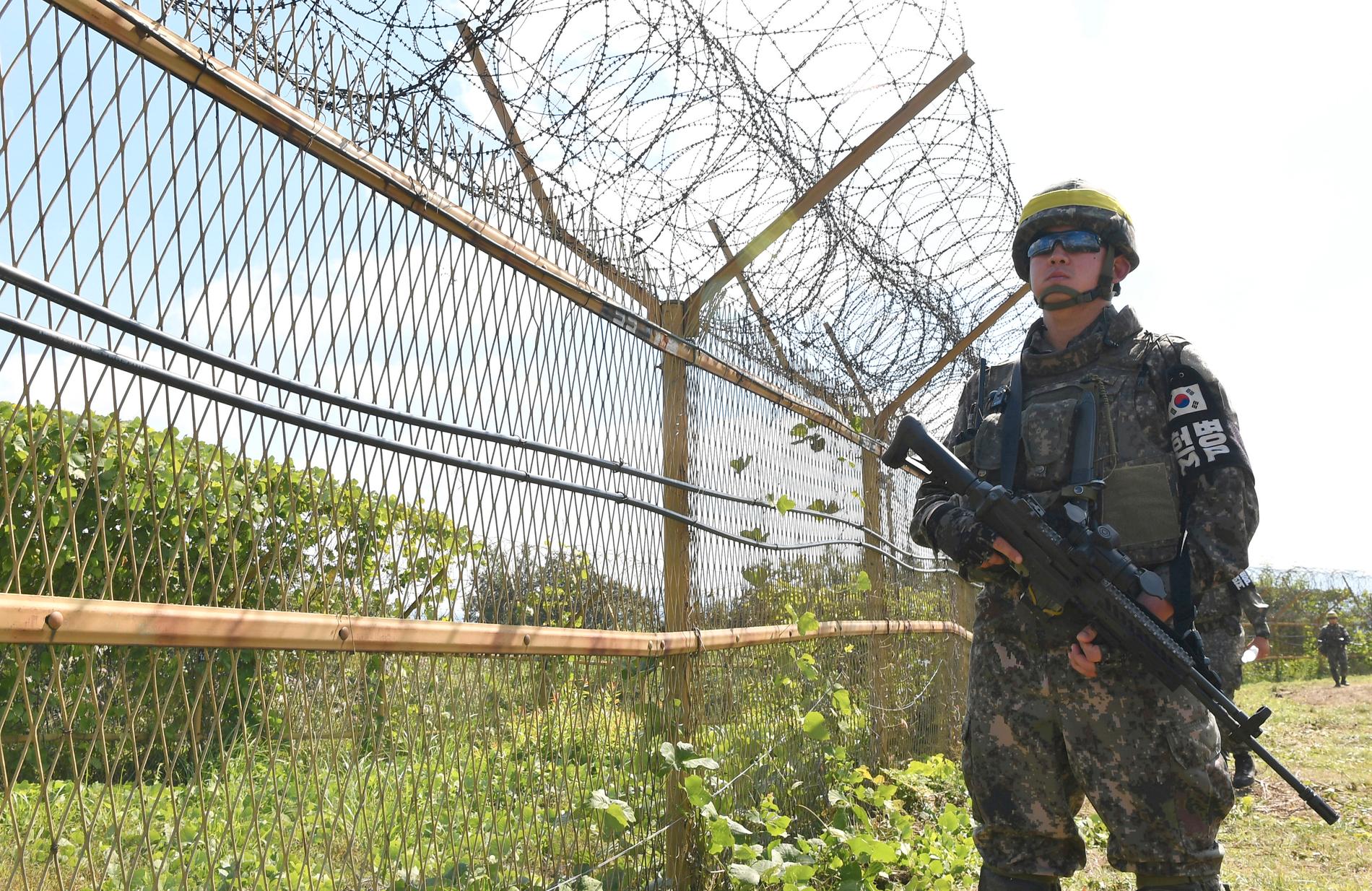 En sydkoreansk soldat vid den demilitariserade zonen mellan Syd- och Nordkorea i oktober i år.