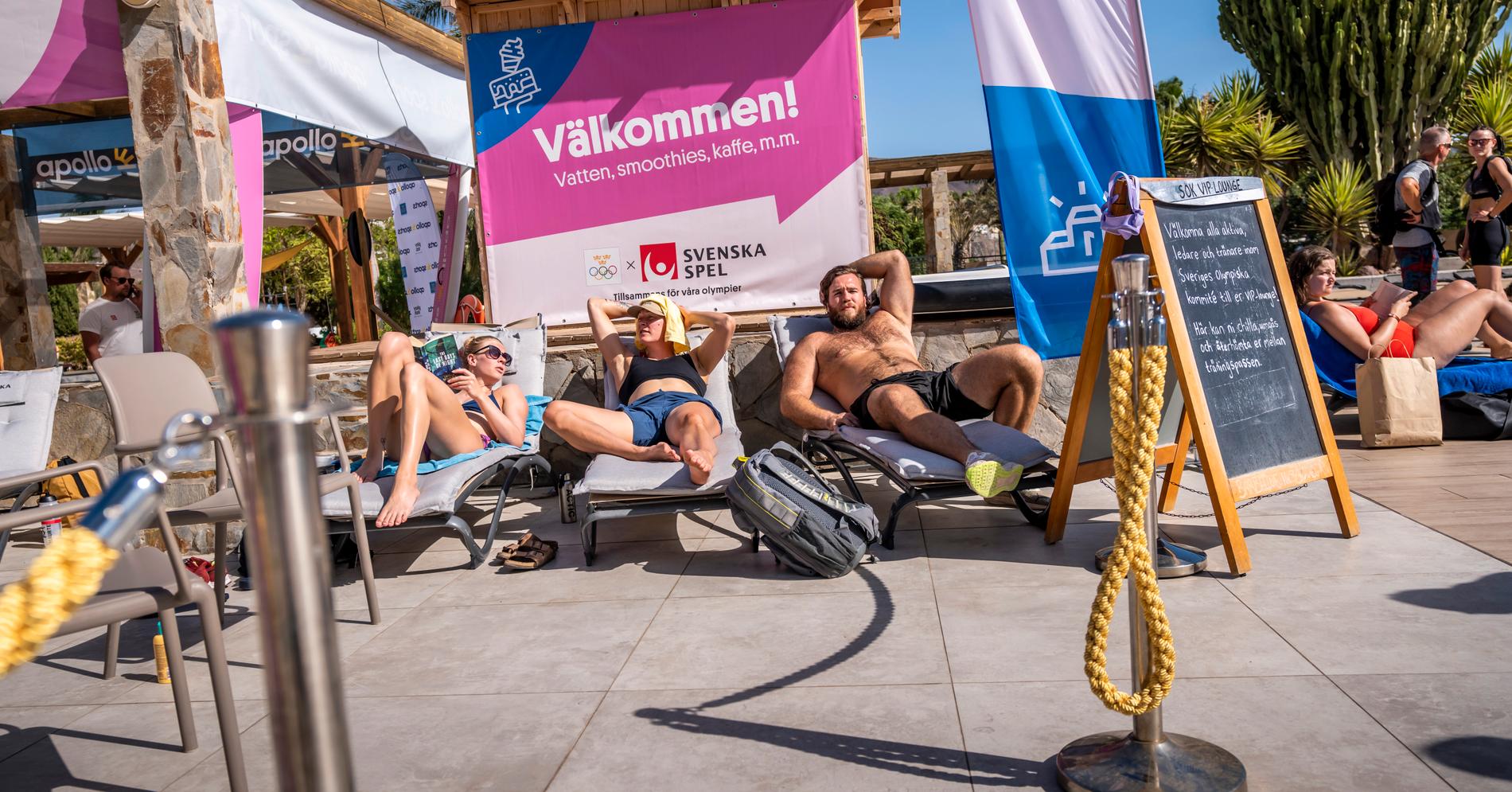 Simmarna Sophie Hansson och Sarah Sjöström vilar upp sig i SOKs VIP lounge tillsammans med friidrottaren Wictor Petersson på den spanska ön Fuerteventura under ett läger som Sveriges Olympiska Kommitté arrangerar inför OS i Paris 2024.
