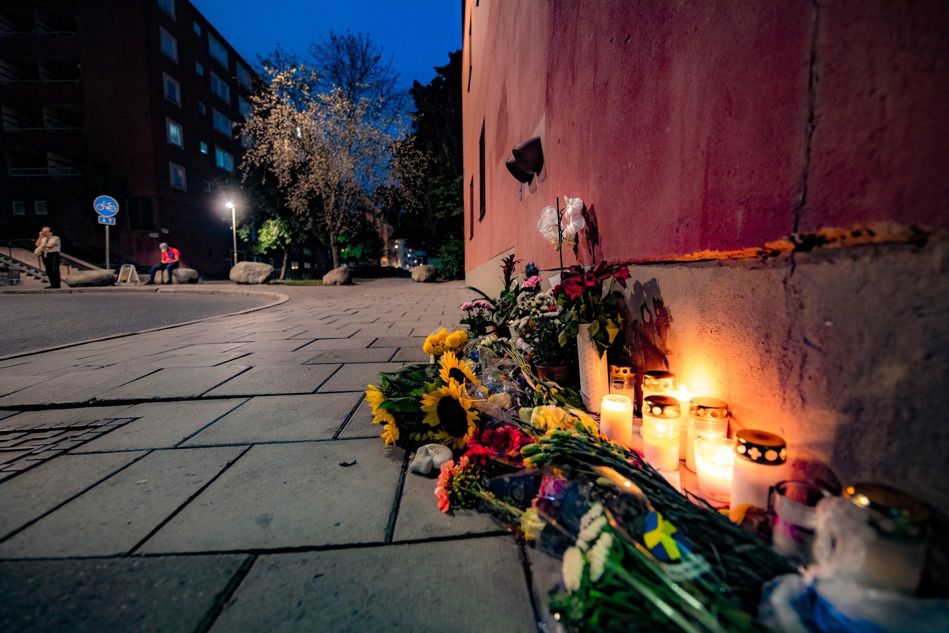 Blommor och ljus vid platsen där Eric Torell sköts till döds av polis.