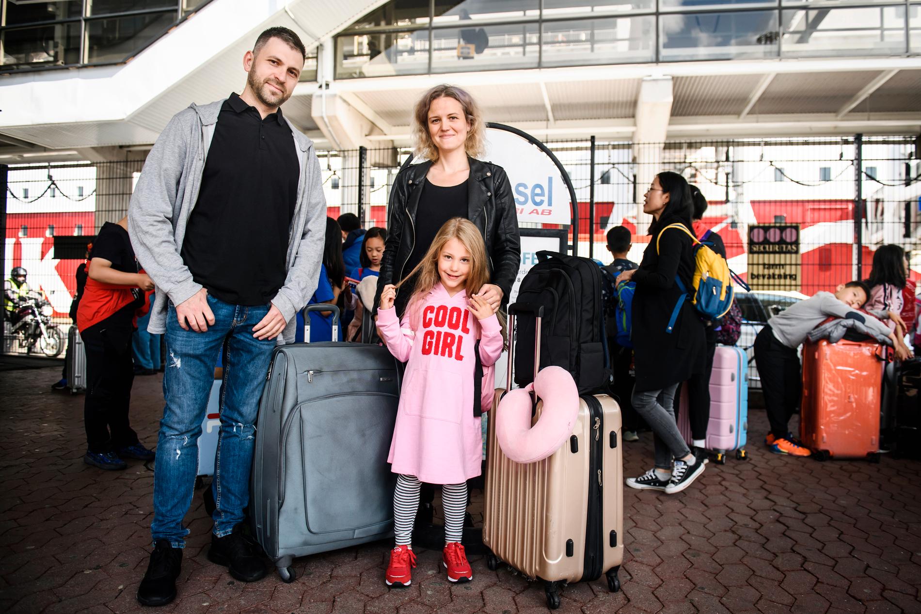 Familjen Galperin, Max, Tsenia och dottern Jana är på besök från Ryssland. "Vi är här på semester och hälsar på min frus släkt, men för oss är det inte billigare här jämfört med Ryssland", säger Max.