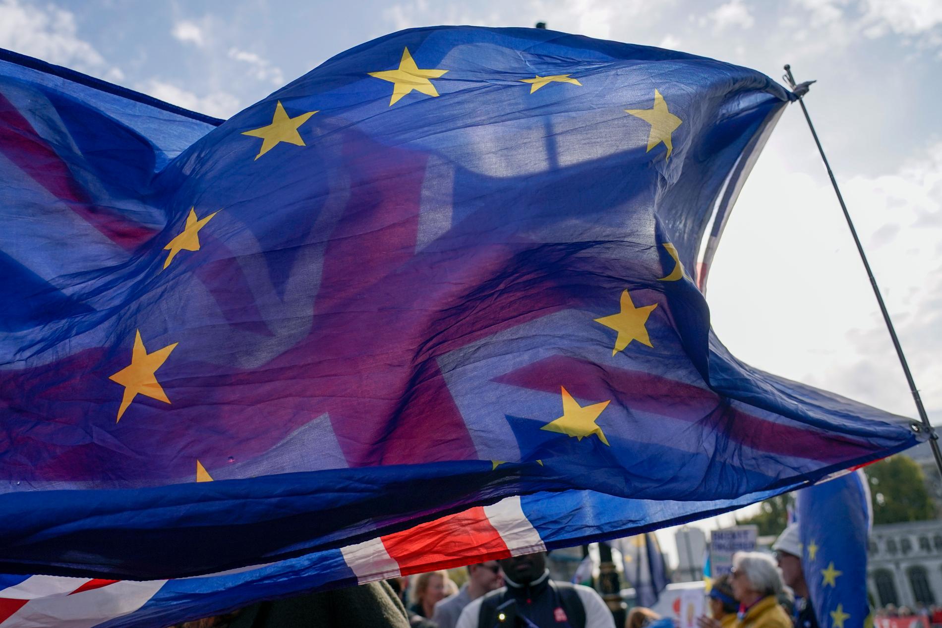 EU-flaggan och den brittiska flaggan under en demonstration utanför parlamentet i Storbritannien i höstas. Brexit fortsätter att tära på relationerna mellan Bryssel och London. Arkivbild.