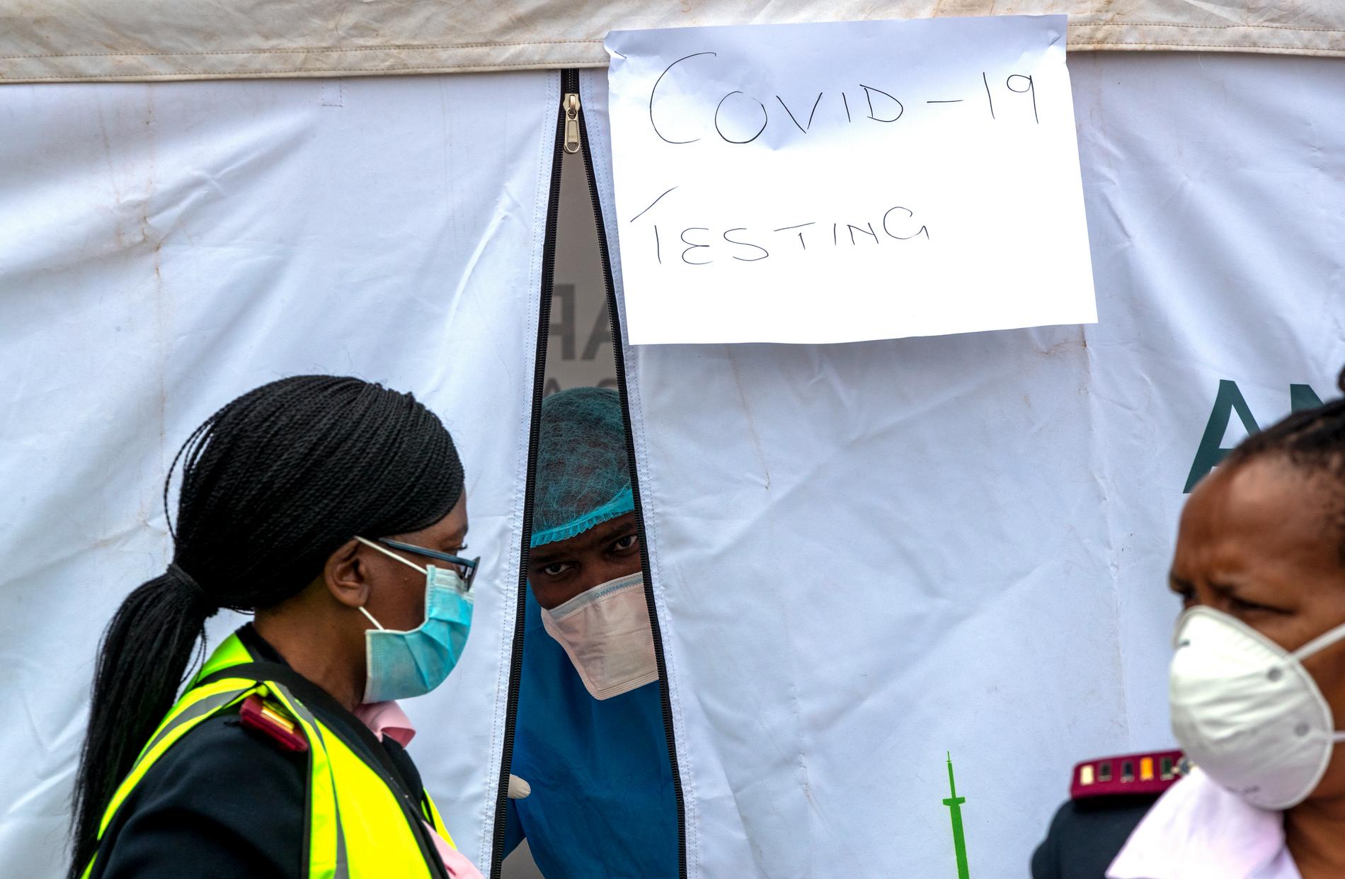 Ett tält för att testa människor för covid-19 i Lenasia i Sydafrika. Men i många andra länder på den afrikanska kontinenten saknas utrustning för att testa befolkningen i någon större utsträckning.