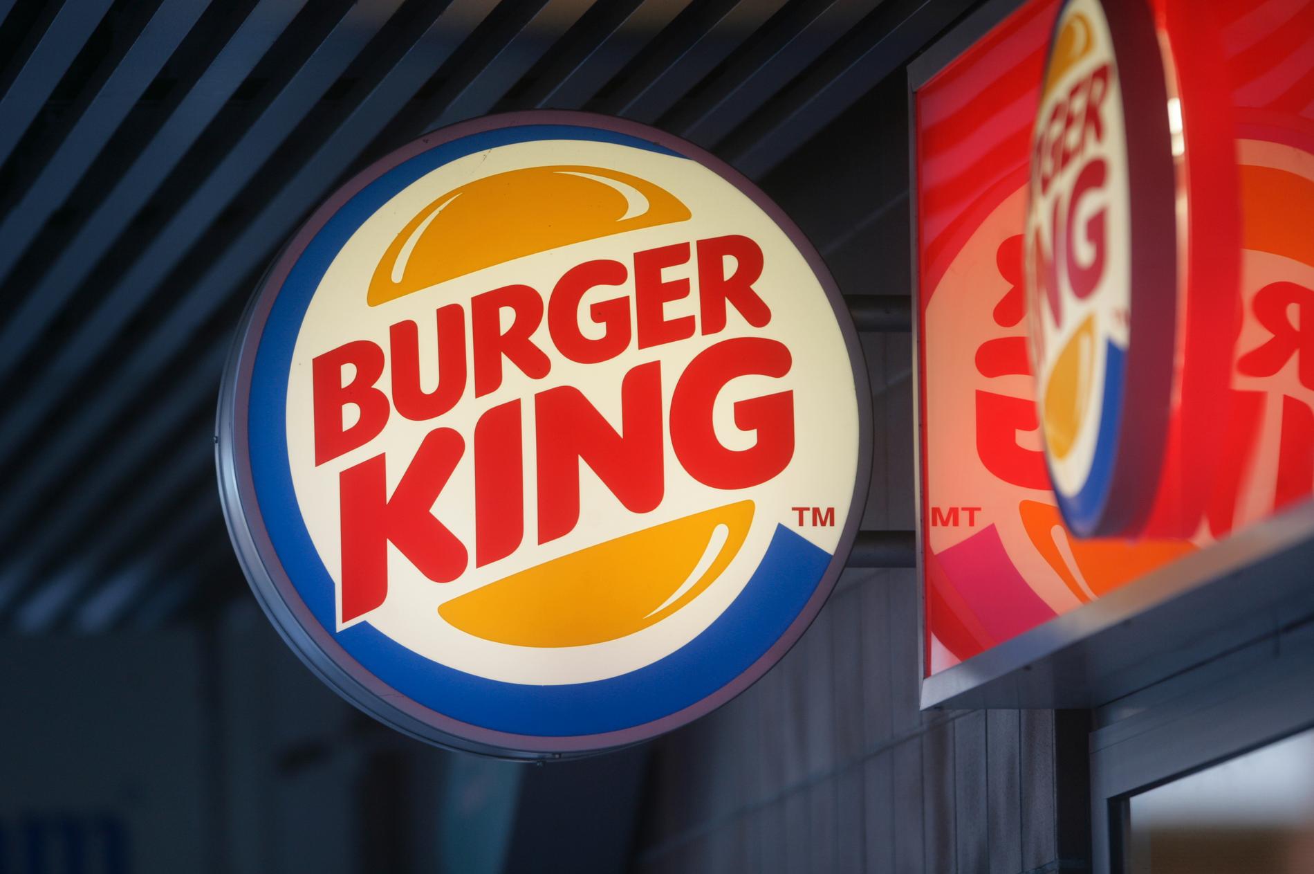 Övergeppen ska bland annat ha ägt rum på en av Burger Kings restauranger i centrala Stockholm.