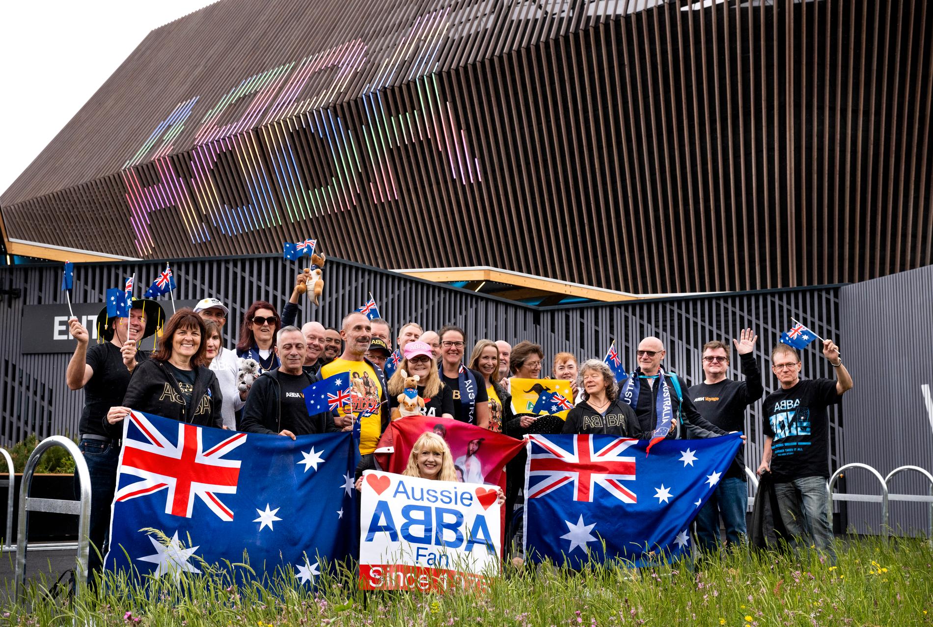 De australiska Abba-fansen vid den nybyggda arenan i Queen Elizabeth Olympic Park i London ser fram emot "Abba voyage".