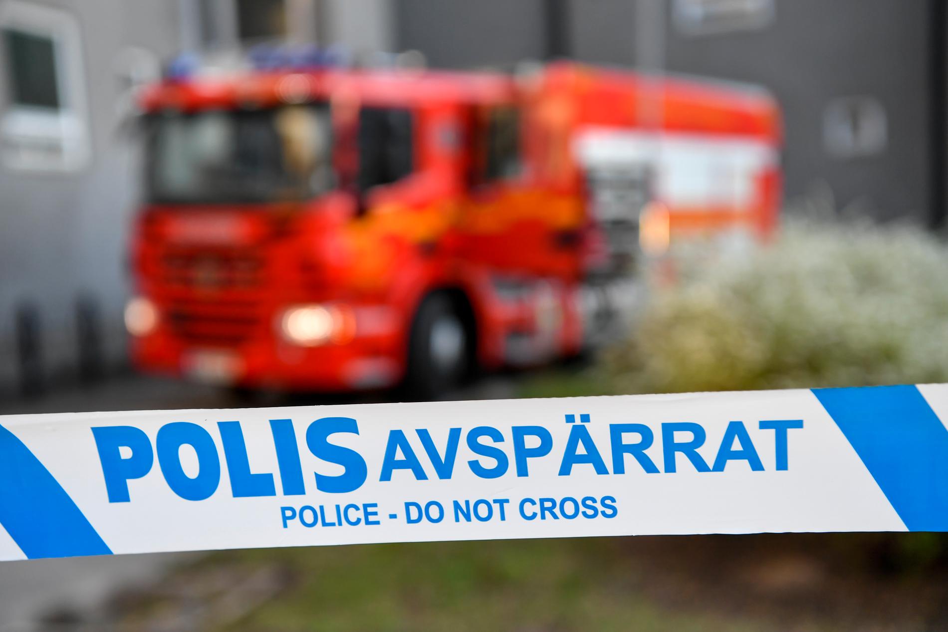 Polis och räddningstjänst är på plats vid en garagelänga i Umeå där flera fordon brinner. Arkivbild.