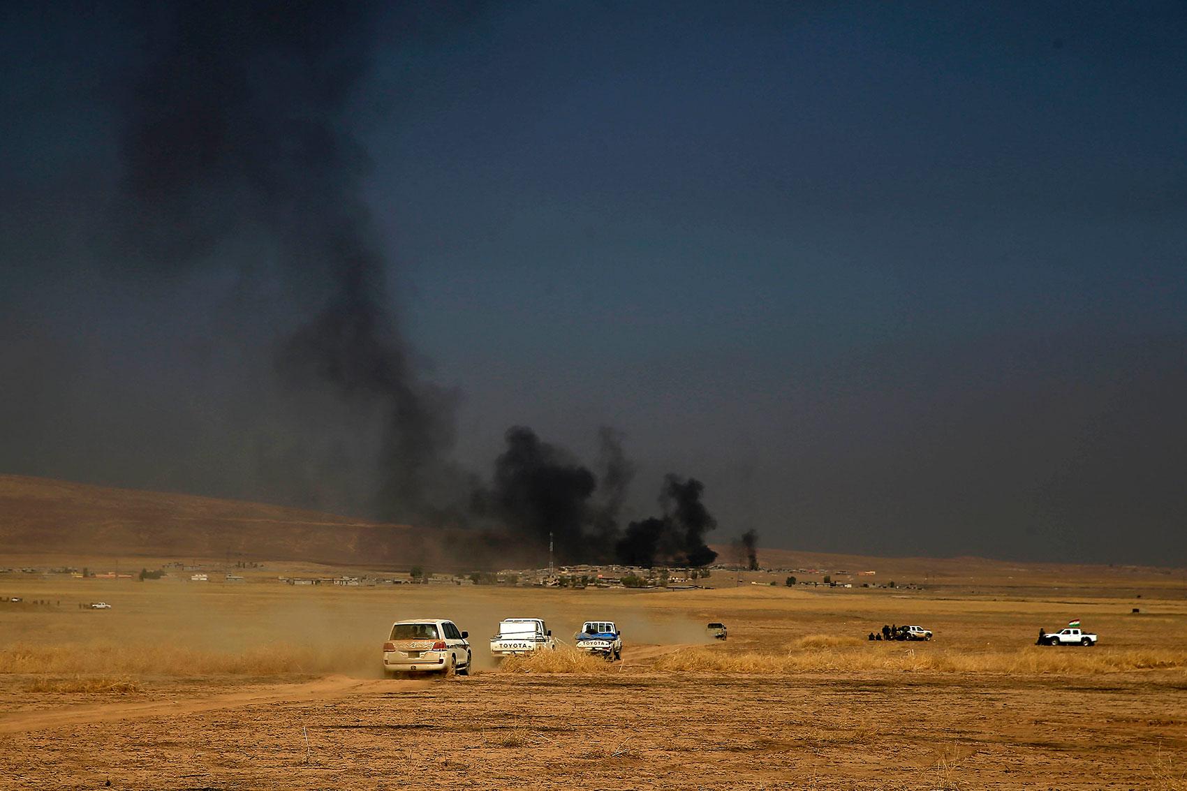 Peshmerga-konvoj på väg mot frontlinjen i Khazer.