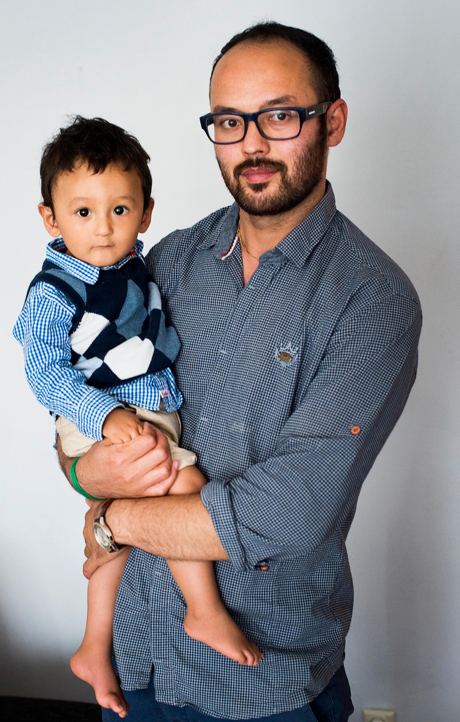 Kasim Husseini, här med sonen Liam, kom till Sverige som ensamkommande flyktingbarn. I dag hjälper han andra som tvingats fly utan sina familjer.