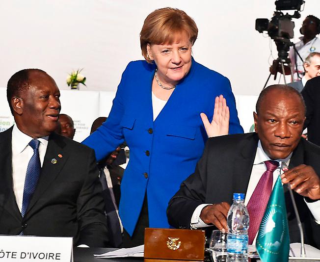 Över 80 ledare från EU och Afrikanska unionen, AU, möttes i Elfenbenskusten i november.