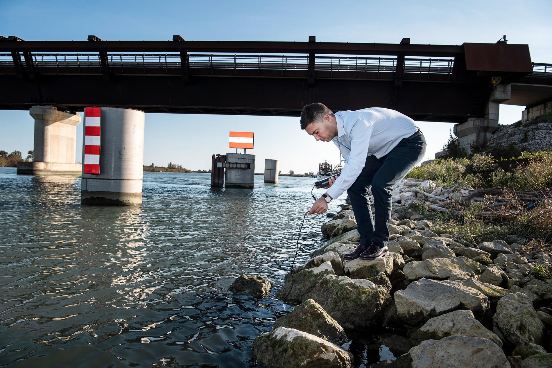 Rudolfo Laurenti testar salthalten i floden. 
