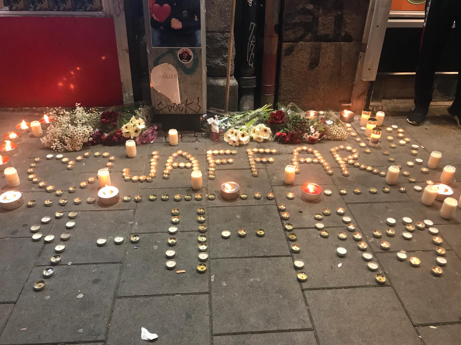 Under söndagskvällen samlades vänner utanför pizzerian där Jaffar sköts ihjäl för att minnas sin vän inför årsdagen av mordet. På måndagen är det ett år sedan 15-åringen dog. 