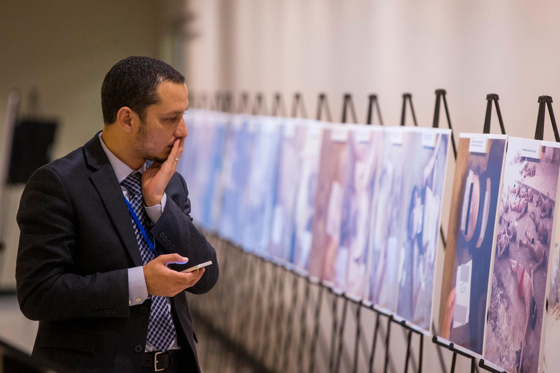 Bilder som smugglats ut från Syrien på döda kroppar hänger nu på en utställning i New York.