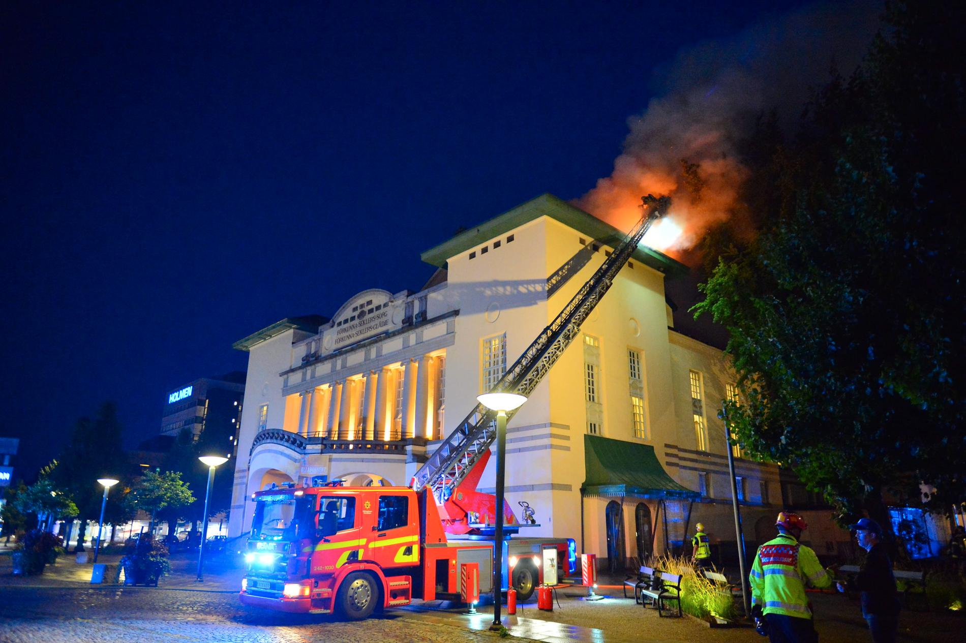 En kraftig brand har brutit ut i Östgötateaterns lokaler i Norrköping.