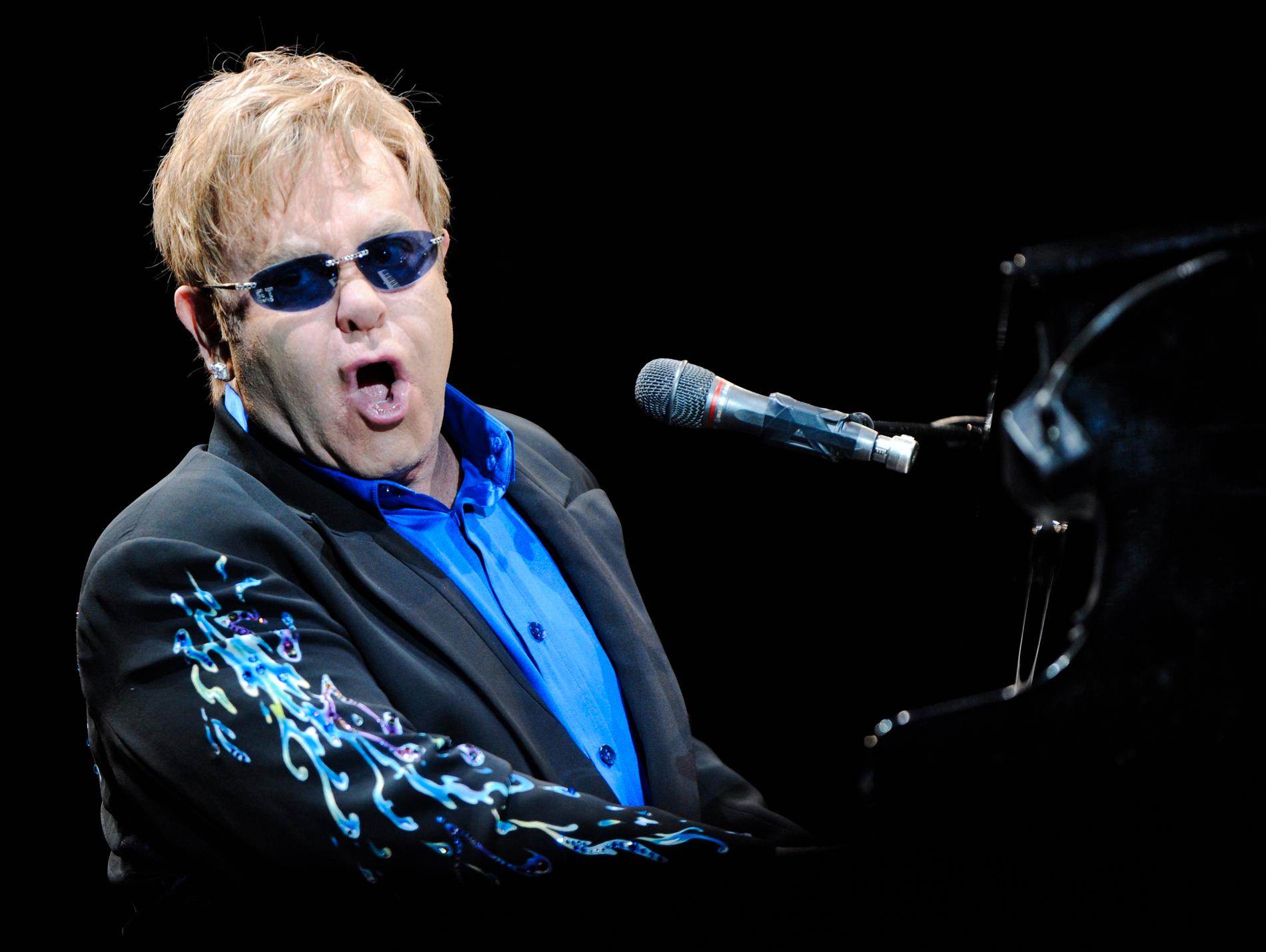 Sir Elton John tolkas av bland andra Miley Cyrus, Pink, Coldplay och Emmylou Harris. 