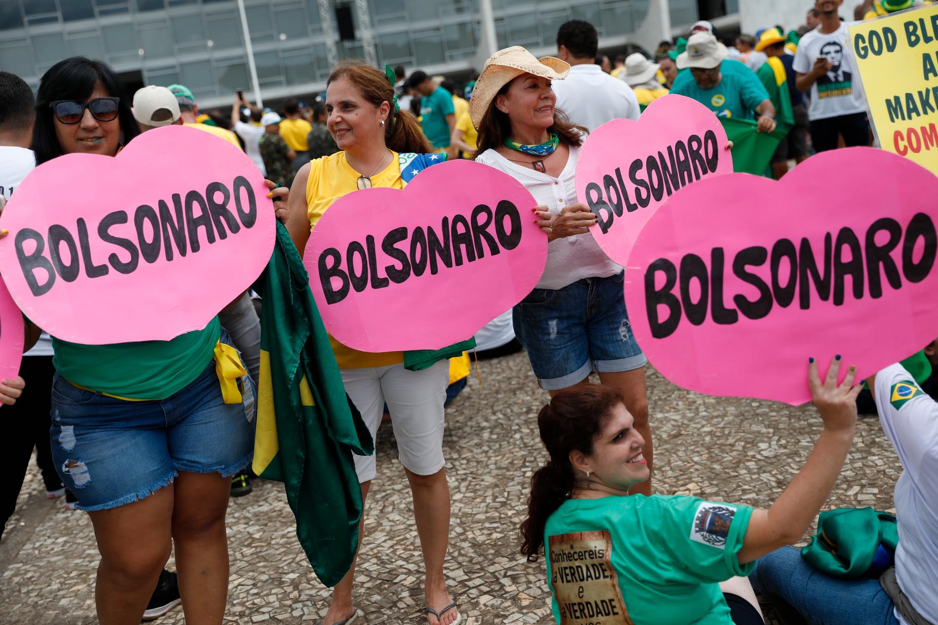 Anhängare till Brasiliens nye president Jair Bolsonaro firade på gatorna i huvudstaden Brasilia inför nyårsdagens presidentinstallation.