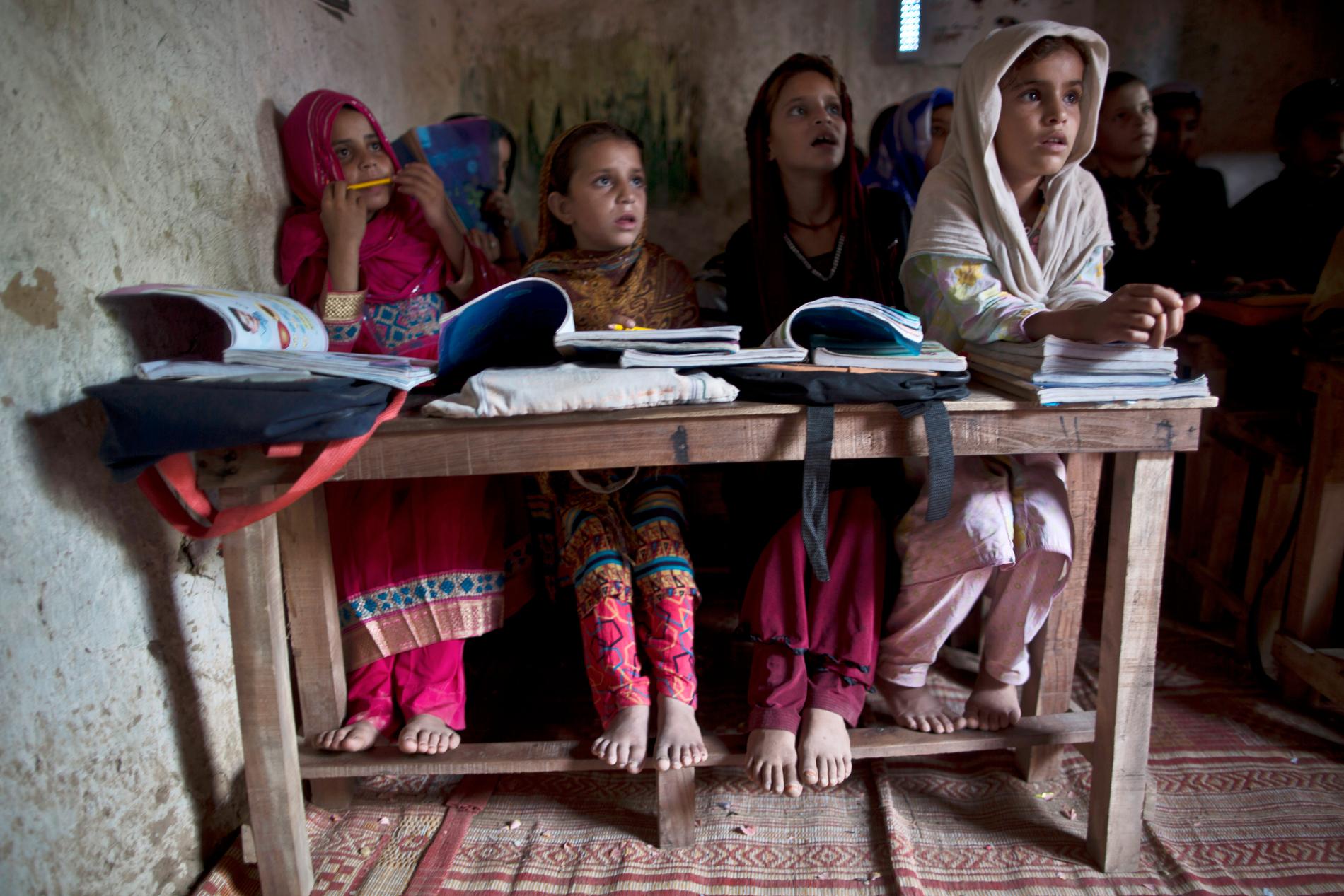 Afghanska flyktingar och flickor från Pakistan går i skola tillsammans i Islamabad, Pakistan.