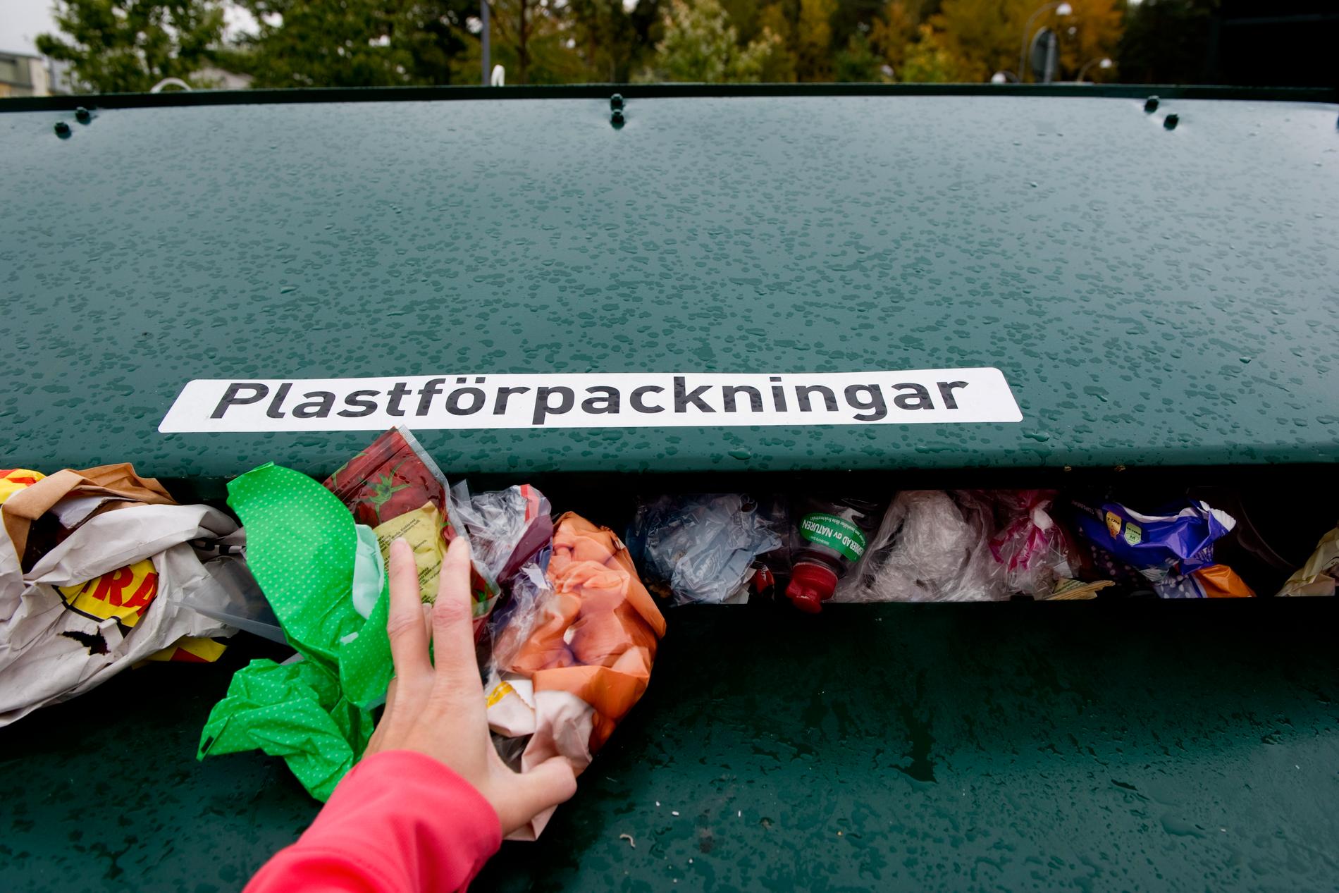 Många svenska hushåll slarvar med återvinningen. Arkivbild.