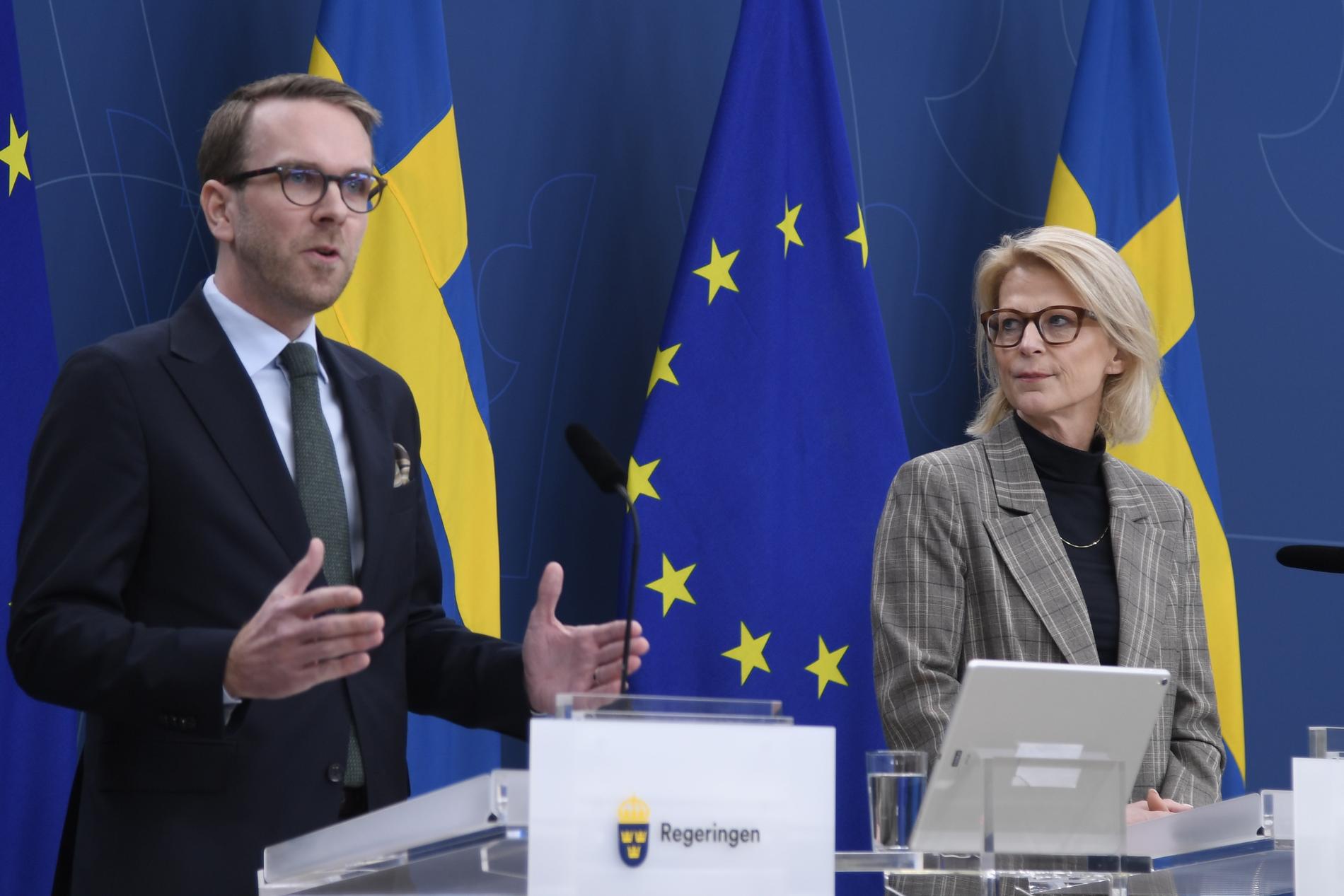 Infrastruktur- och bostadsminister Andreas Carlson (KD) och finansminister Elisabeth Svantesson (M) håller pressträff om bostadspolitik och bolånetaket.