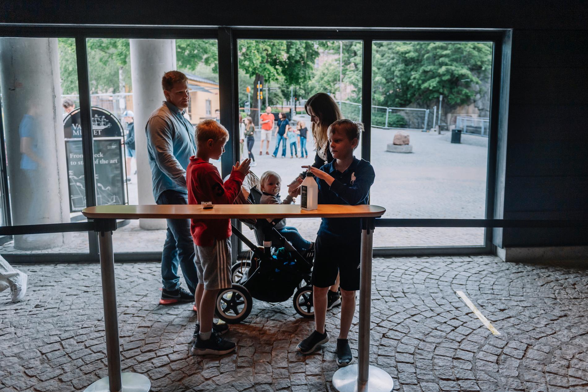 Med handsprit, markeringar i golvet, ett begränsat antal besökare åt gången och flera andra säkerhetsåtgärder är Vasamuseet återigen redo att ta emot besökare.