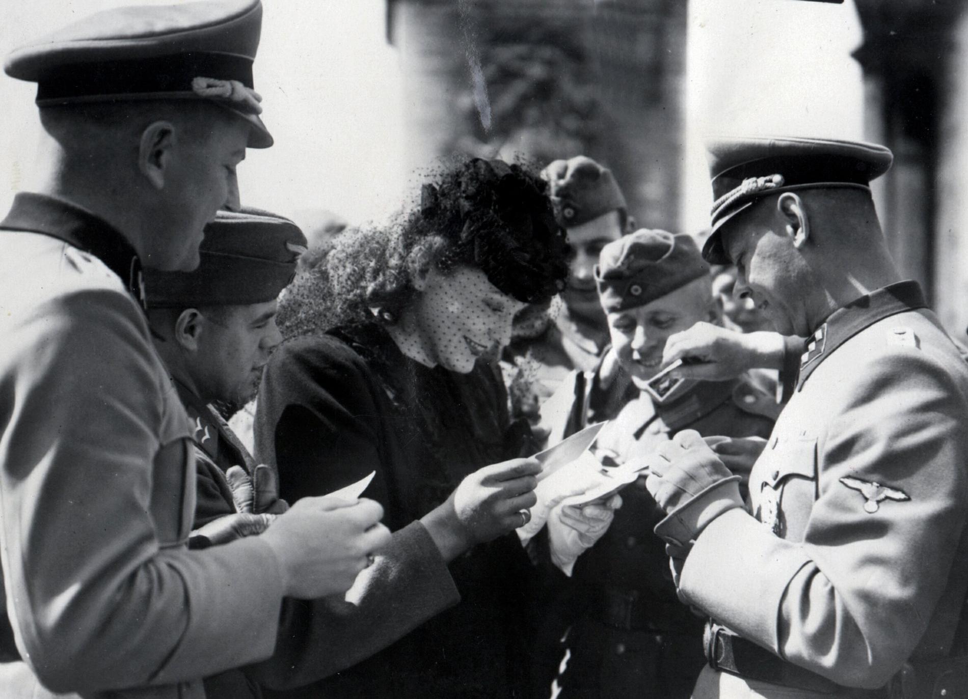 Zarah Leander skriver autografer till tyska officerare i Paris 1941.