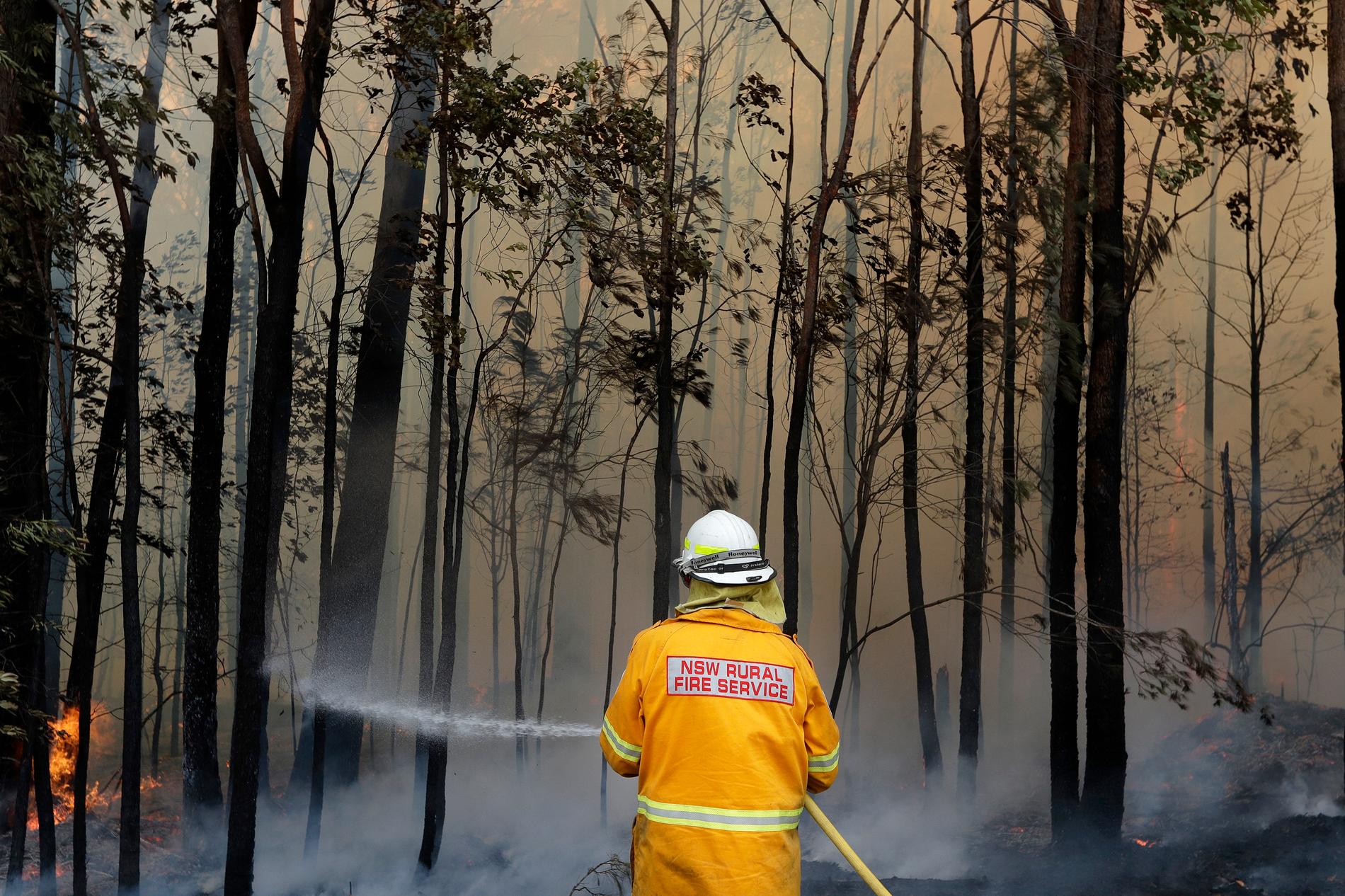 En brandman försöker begränsa en kontrollerad brand i Victoria under torsdagen.