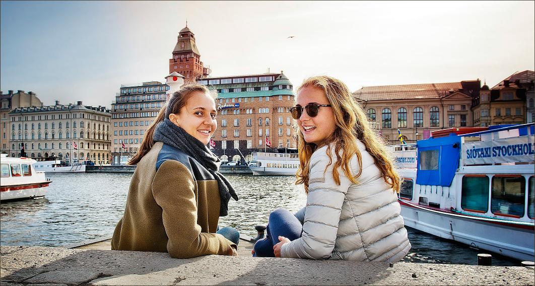 ”Viktigt för humöret”  Louise Olsson, 17, och Lovisa Mehrotra, 18, studerande, njöt av solen i Stockholm. ”Vi ska sola och sitta ute mycket. Balkongen eller nere vid vattnet, det spelar ingen roll, bara det är soligt. Vädret är sjukt viktigt för humöret!”