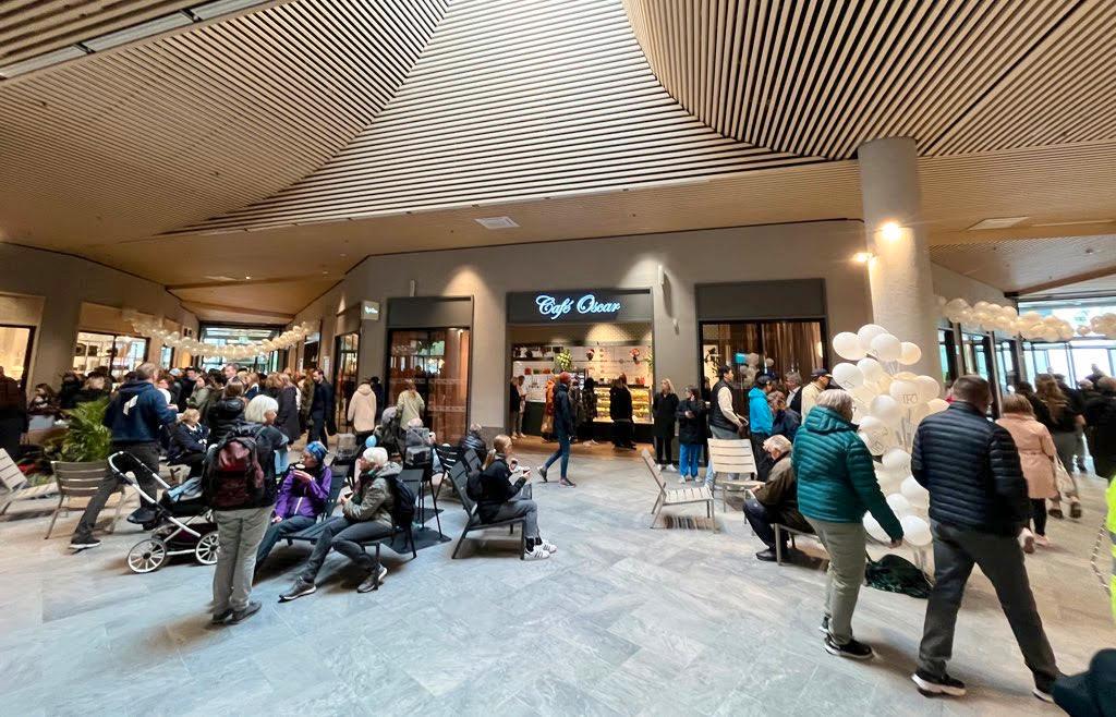 Besökare vid invigningen av handelskvarteren i nya Kiruna centrum under torsdagen.