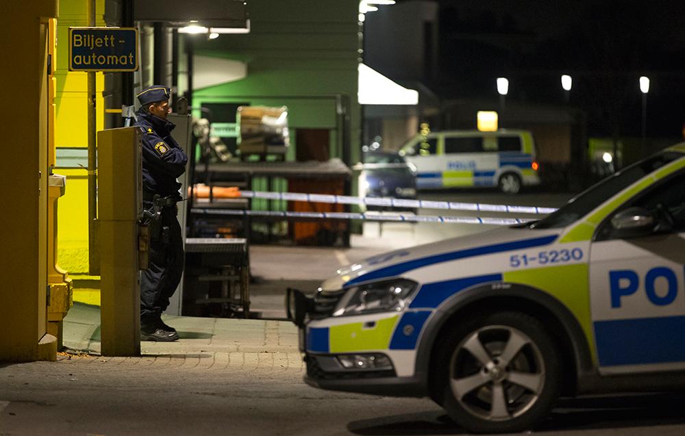 Två personer sköts till döds och åtta personer skadades när två personer med automatvapen öppna eld inne på en restaurang på Vårväderstorget i bostadsområdet Biskopsgården på Hisingen i Göteborg den 18 mars 2015.