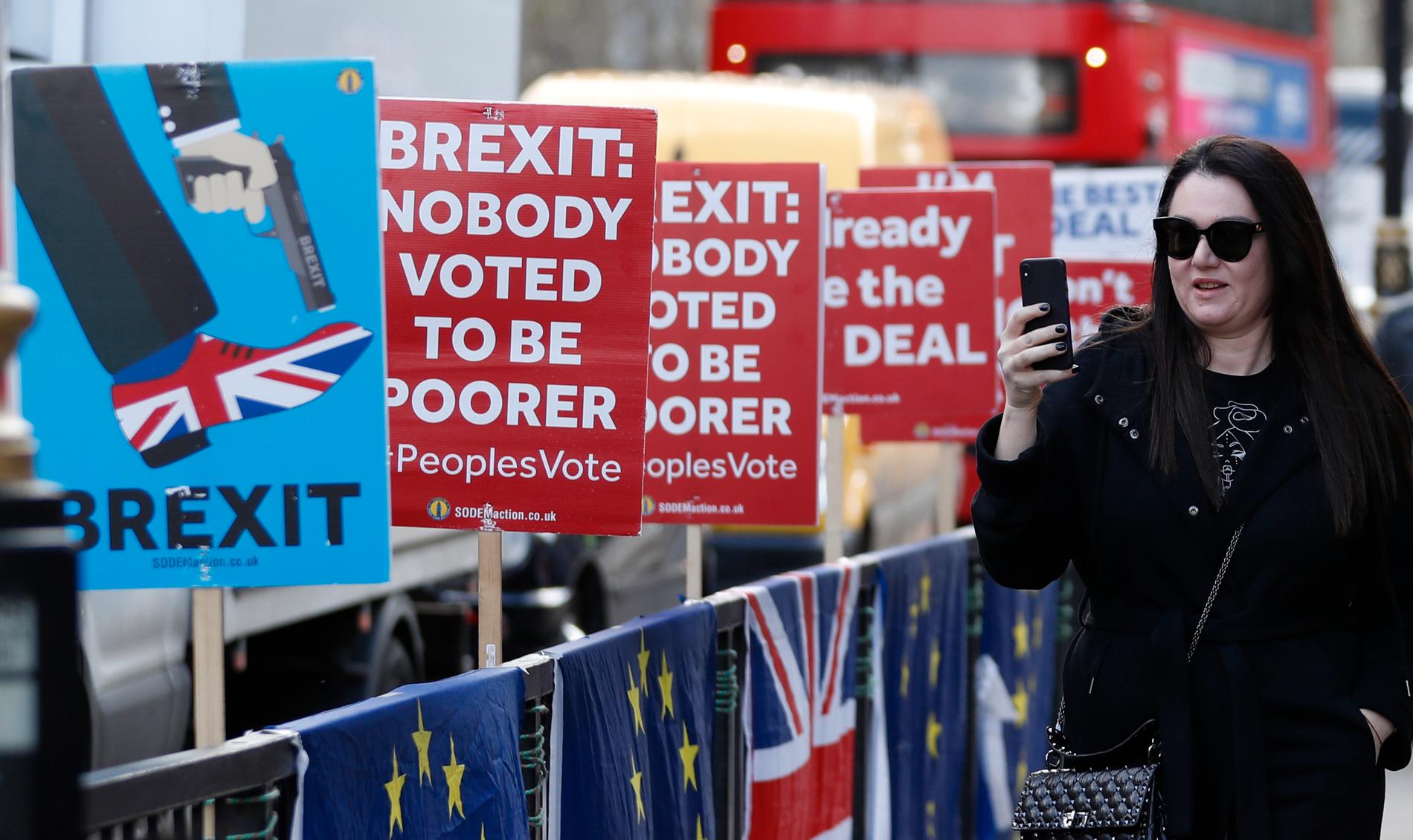 Brexitfrågan river upp starka känslor i Storbritannien. Här demonstrerar brexitmotståndare utanför parlamentet i London.