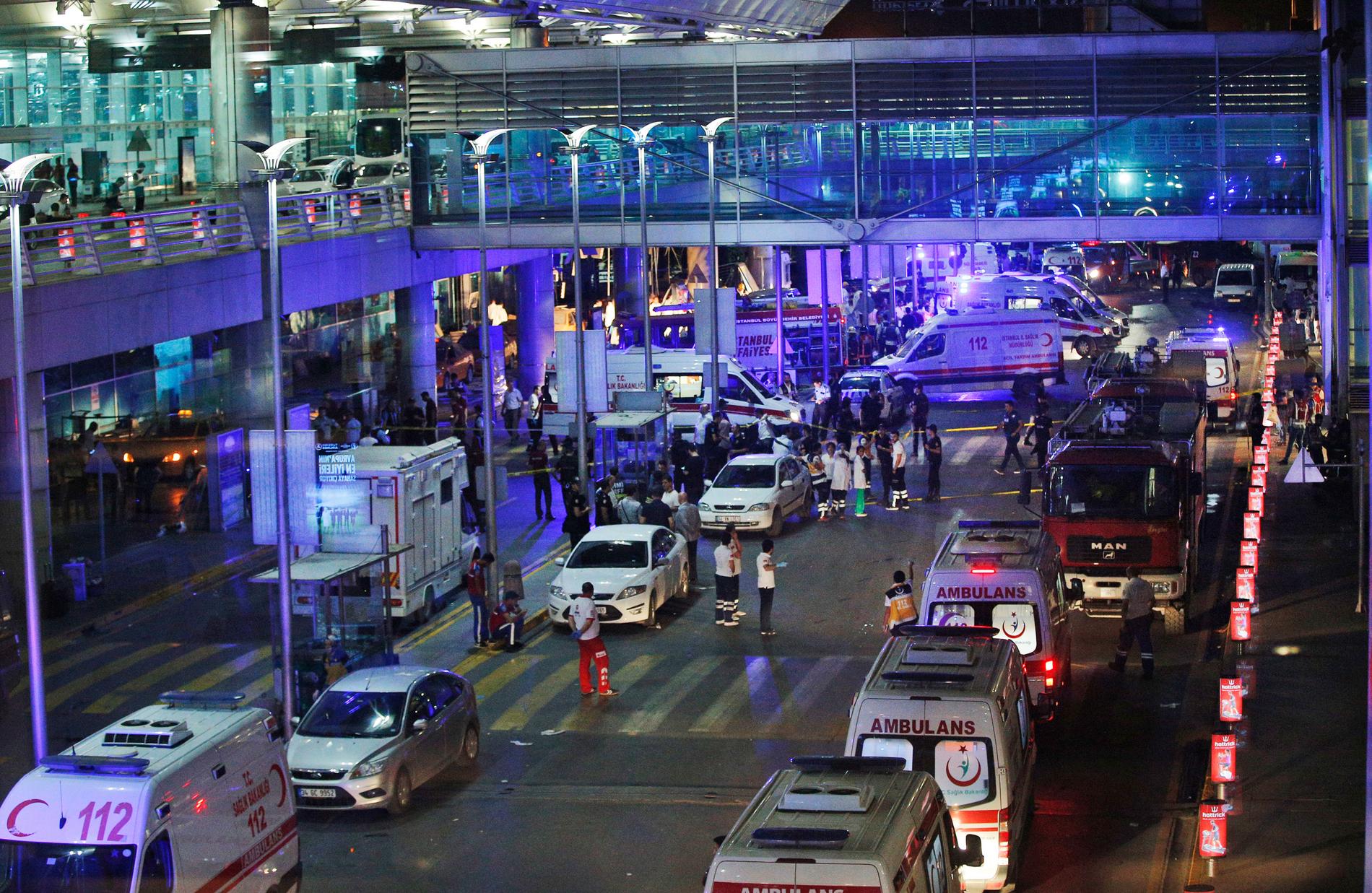 Journalisten Steven Nabil och hans fru var på flygplatsen i Istanbul för att byta plan, när de hamnade ansikte mot ansikte med terroristerna.