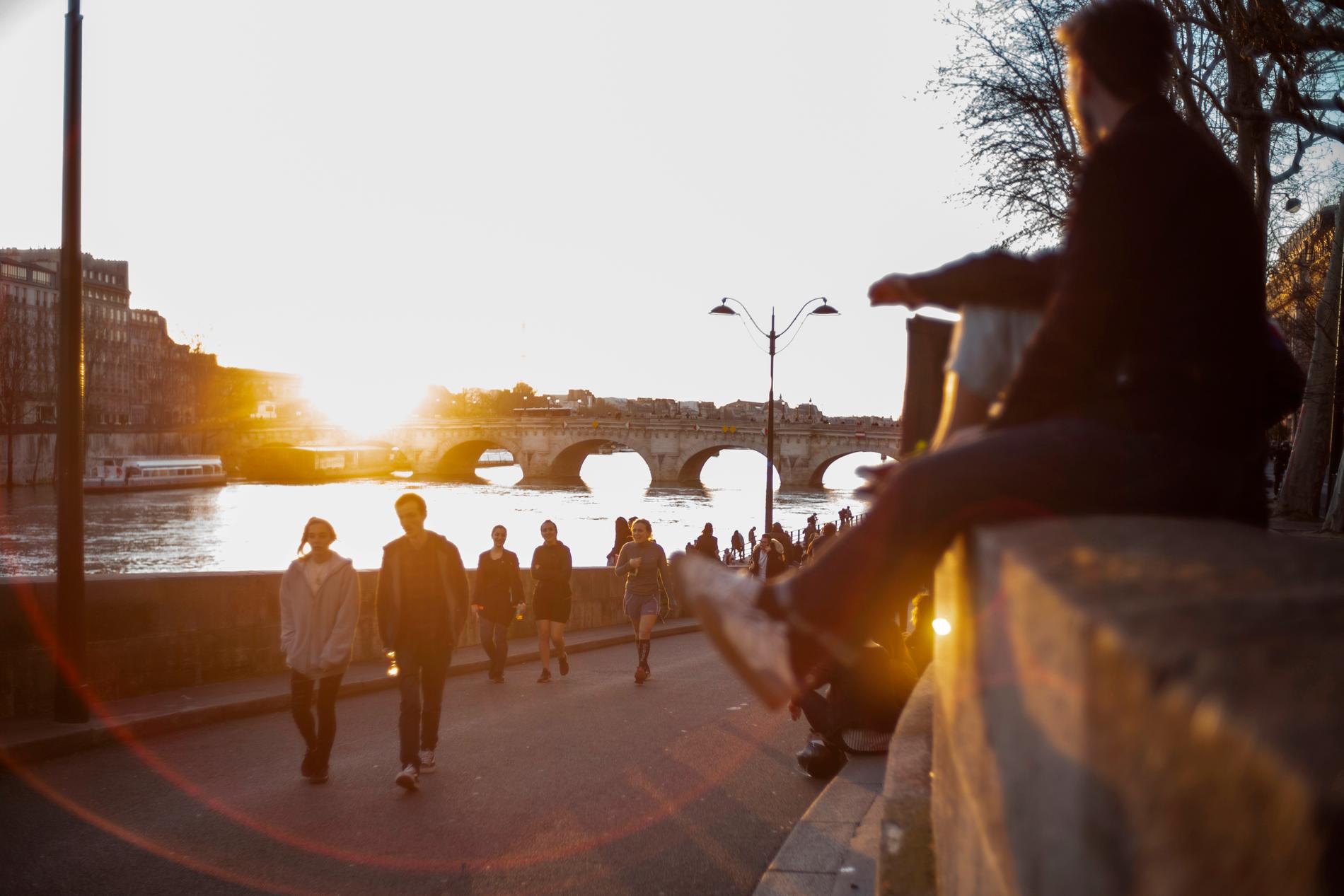 Folk på promenad längs floden Seine i Paris i söndags.