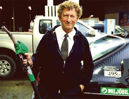 Etanol för dyrt Mats Clarin, 63, taxichaufför i Stockholm, har valt att tanka sin miljöbil med bensin. "Jag förlorar 7000 kronor i månaden på att tanka etanol", säger han.