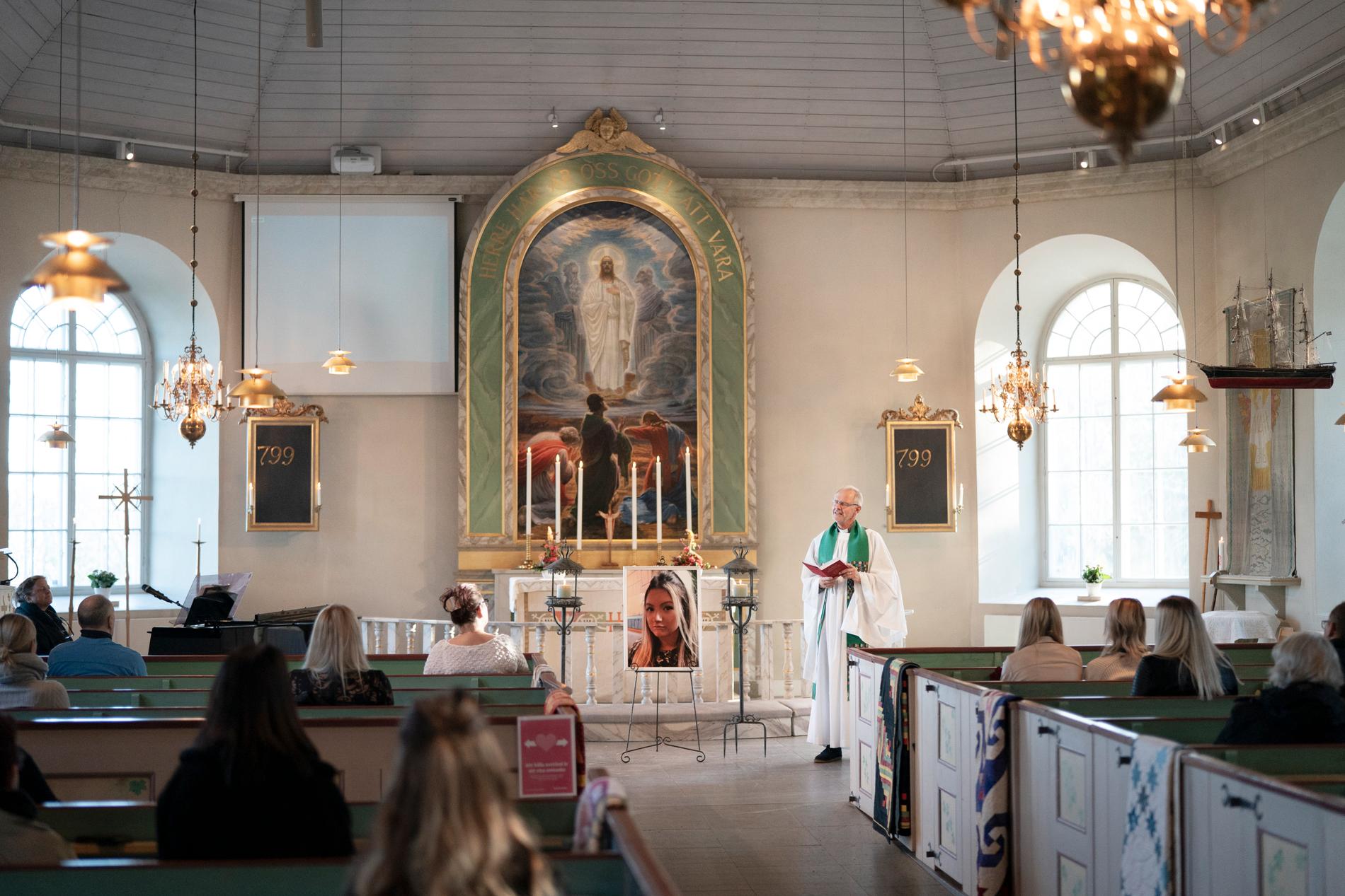 Kyrkoherde Ingvar Humlén ledde en coronaanpassad minnesstund för Wilma i Herrestads kyrka i Uddevalla i mitten av oktober.