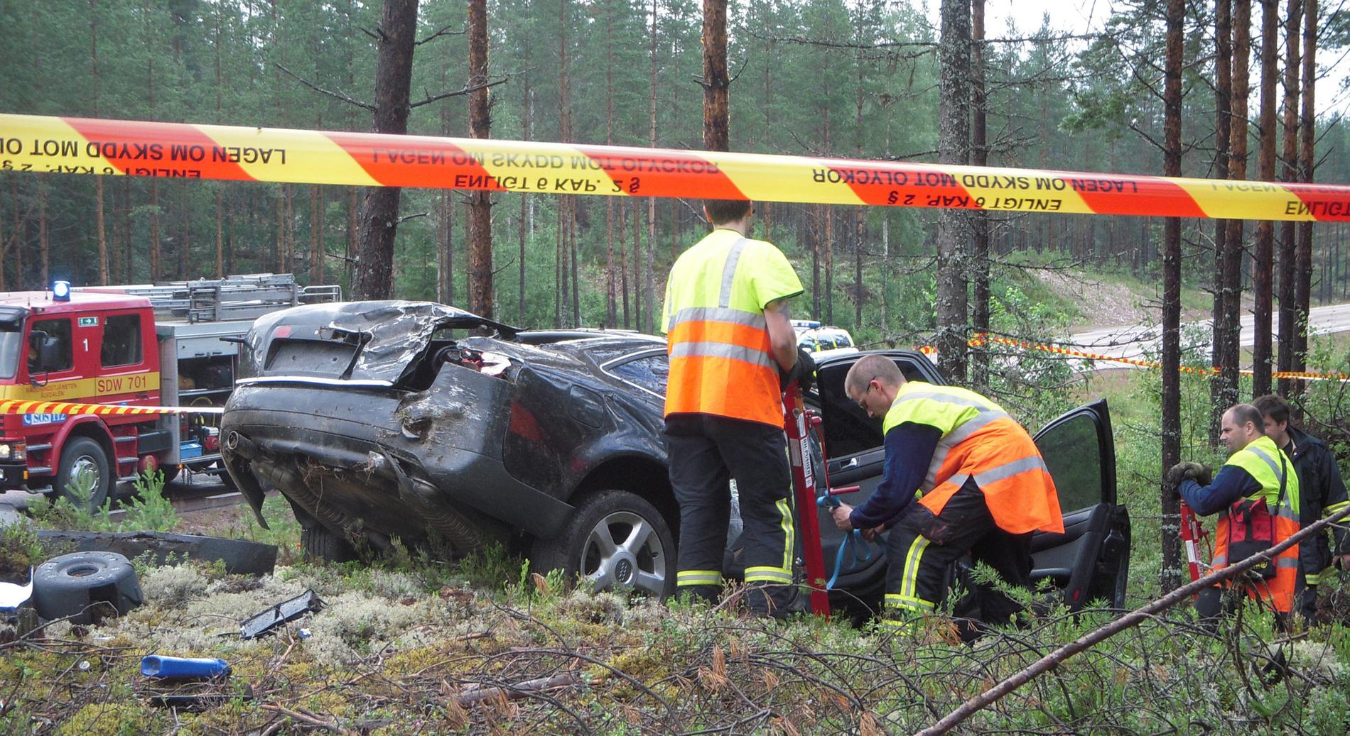 Bilen kapade flera träd under den cirka 75 meter långa luftfärden.