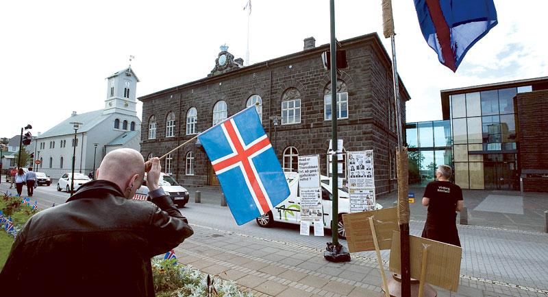 HAR INTE SAGT JA ÄNNU I går beslöt Alltinget att Island ska söka medlemskap i EU – ett beslut som kommer efter att landet hamnat i en djup ekonomisk kris. Många islänningar söker trygghet i euron men det är inte säkert att opinionen är lika postiv när det är dags för folkomröstning. Foto: HALLDOR KOLBEINS/SCANPIX