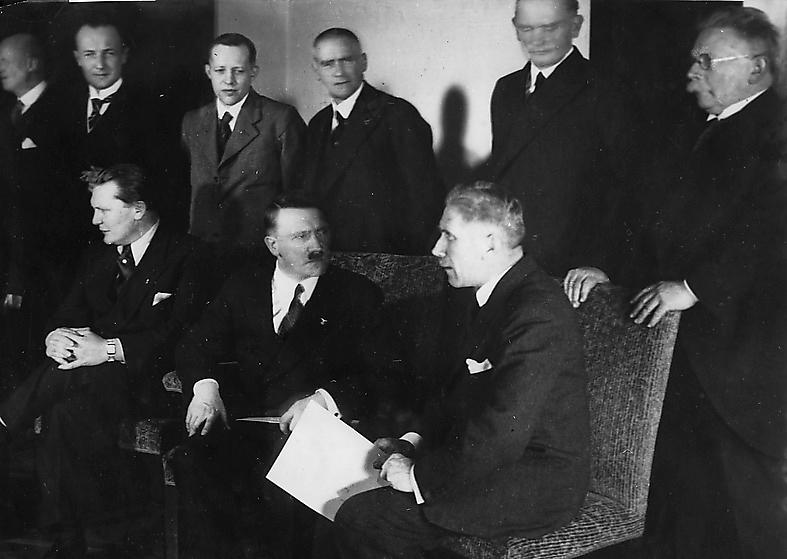 rävspelet  Rikskanslern Hitler 30 januari 1933 med bland andra Franz von Papen och Alfred Hugenberg (sittande respektive stående till vänster).